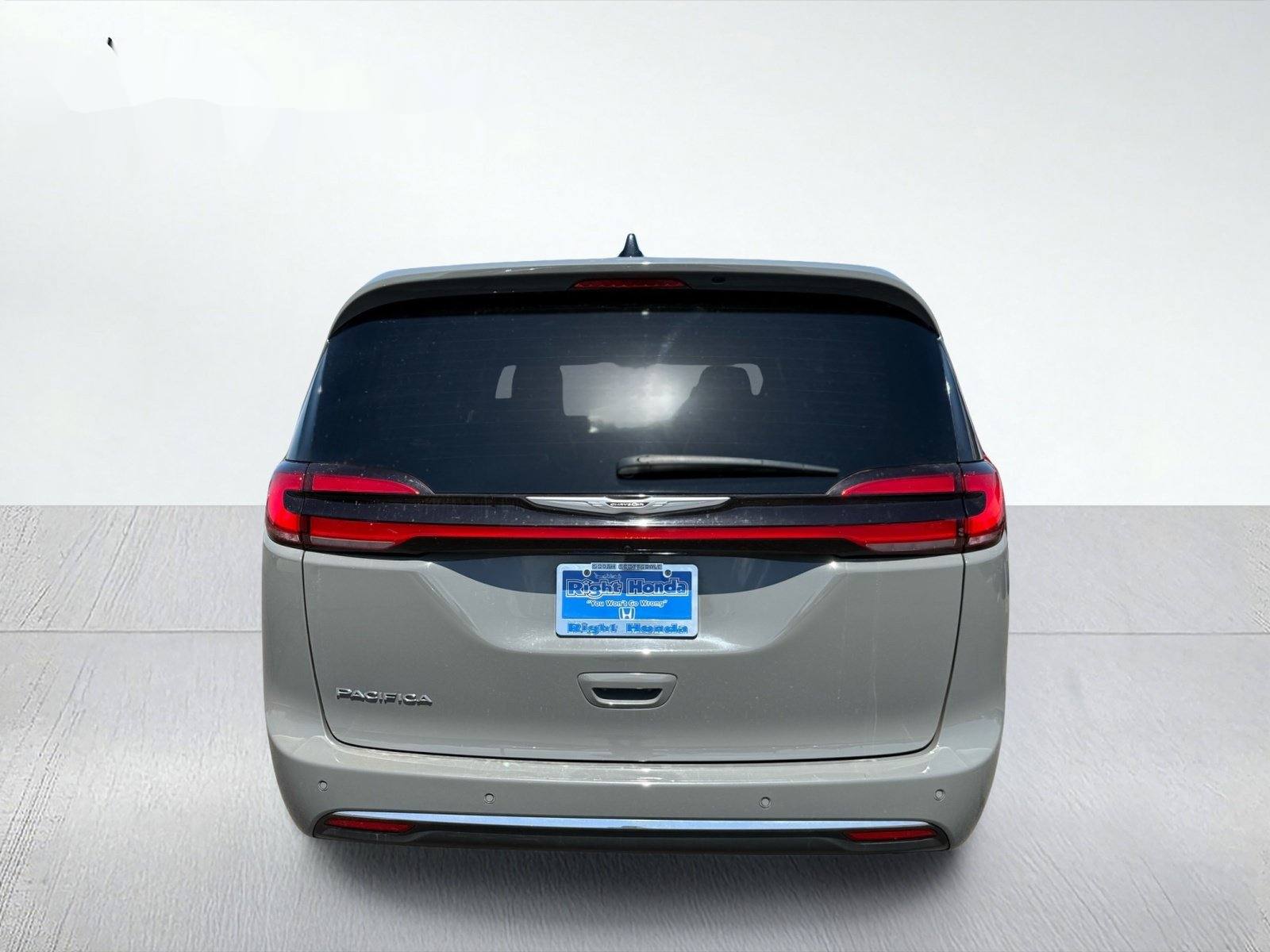 2025 Chrysler Pacifica Select — photo 6 thumbnail