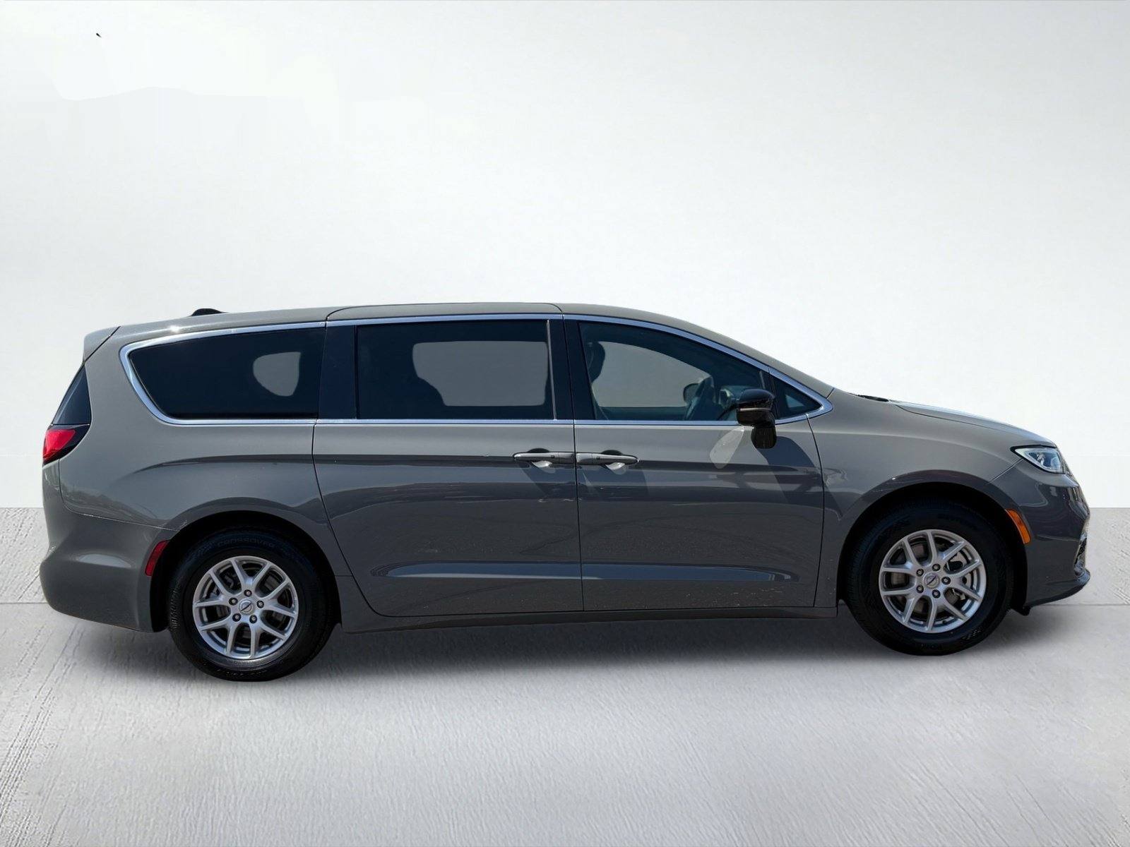 2025 Chrysler Pacifica Select — photo 8 thumbnail