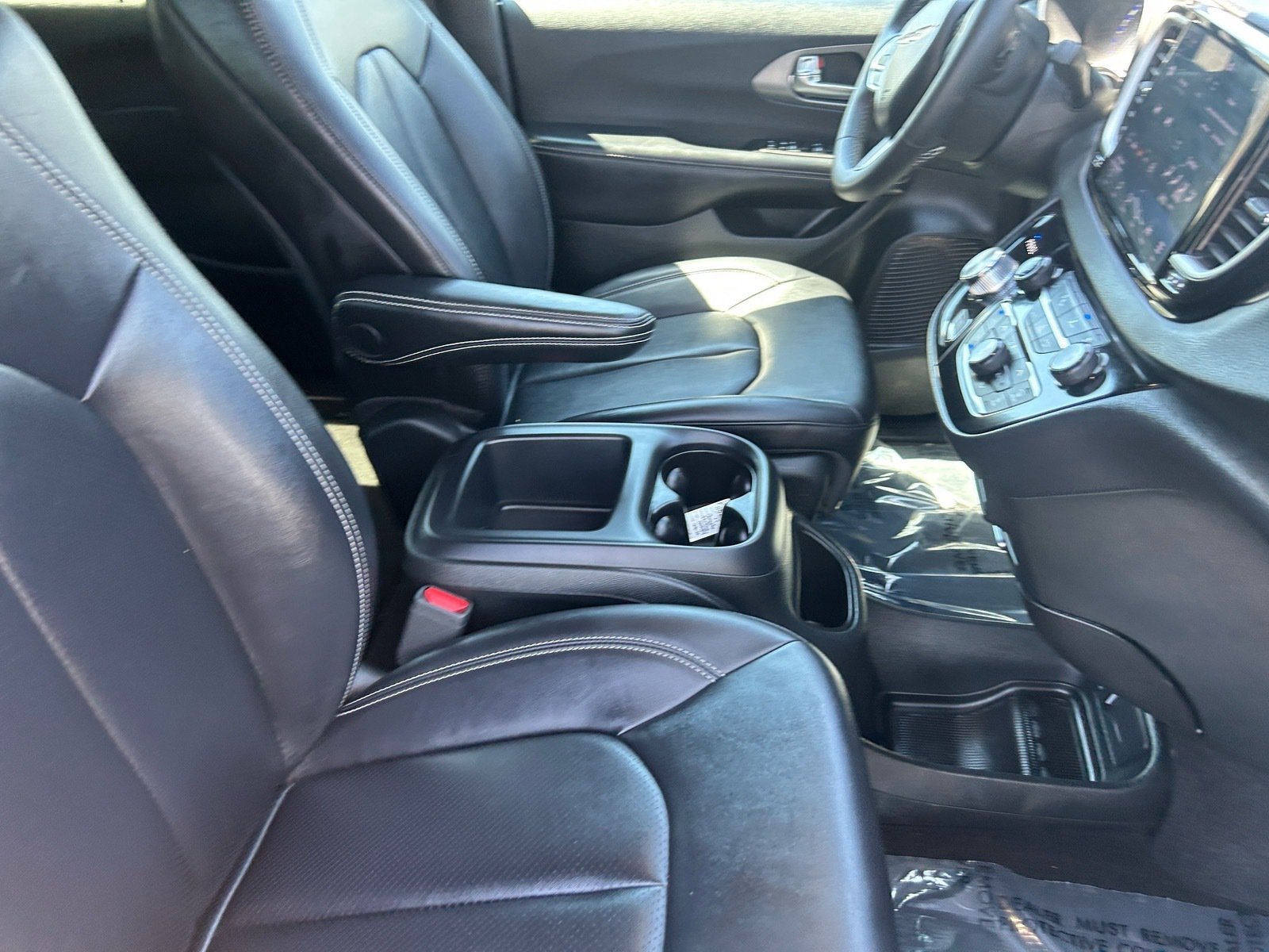 2025 Chrysler Pacifica Select — photo 12 thumbnail