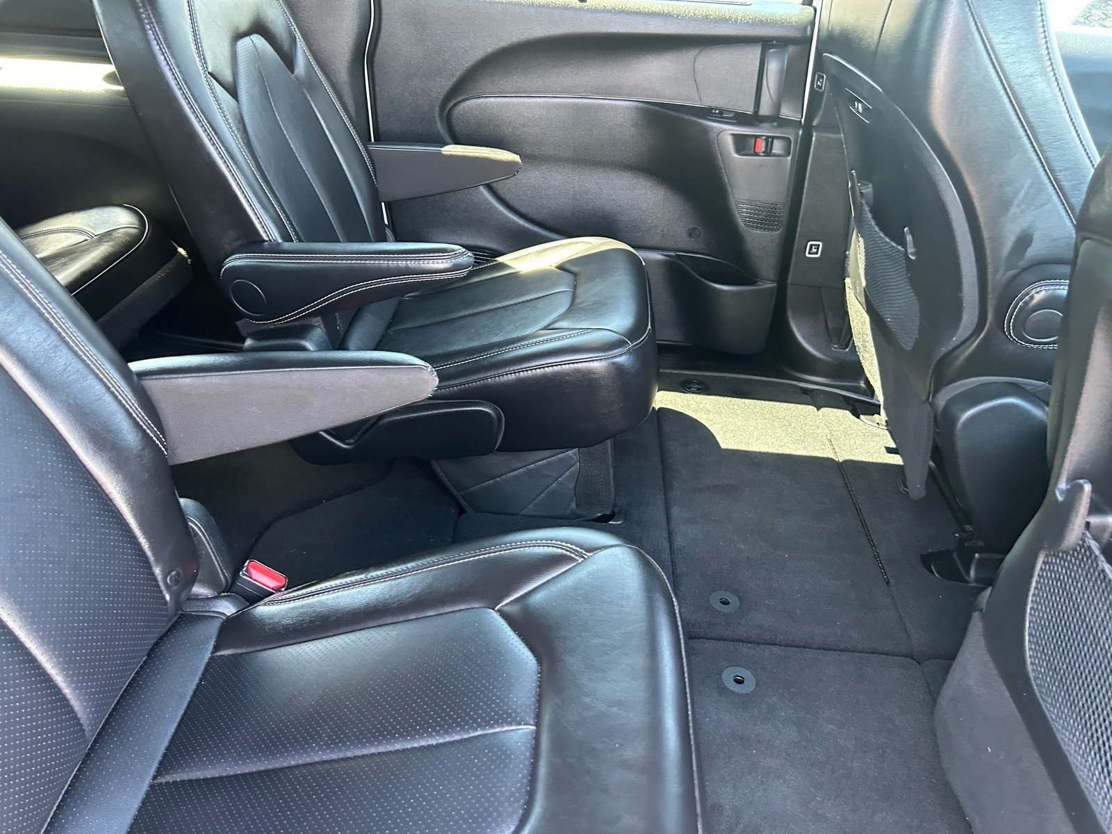 2025 Chrysler Pacifica Select — photo 14 thumbnail