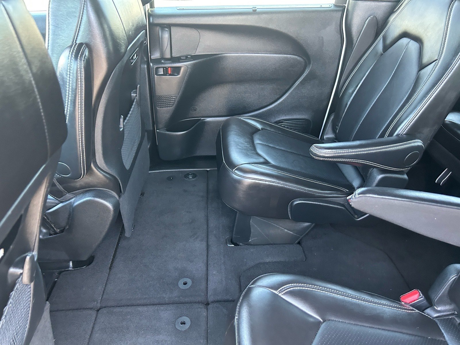 2025 Chrysler Pacifica Select — photo 16 thumbnail