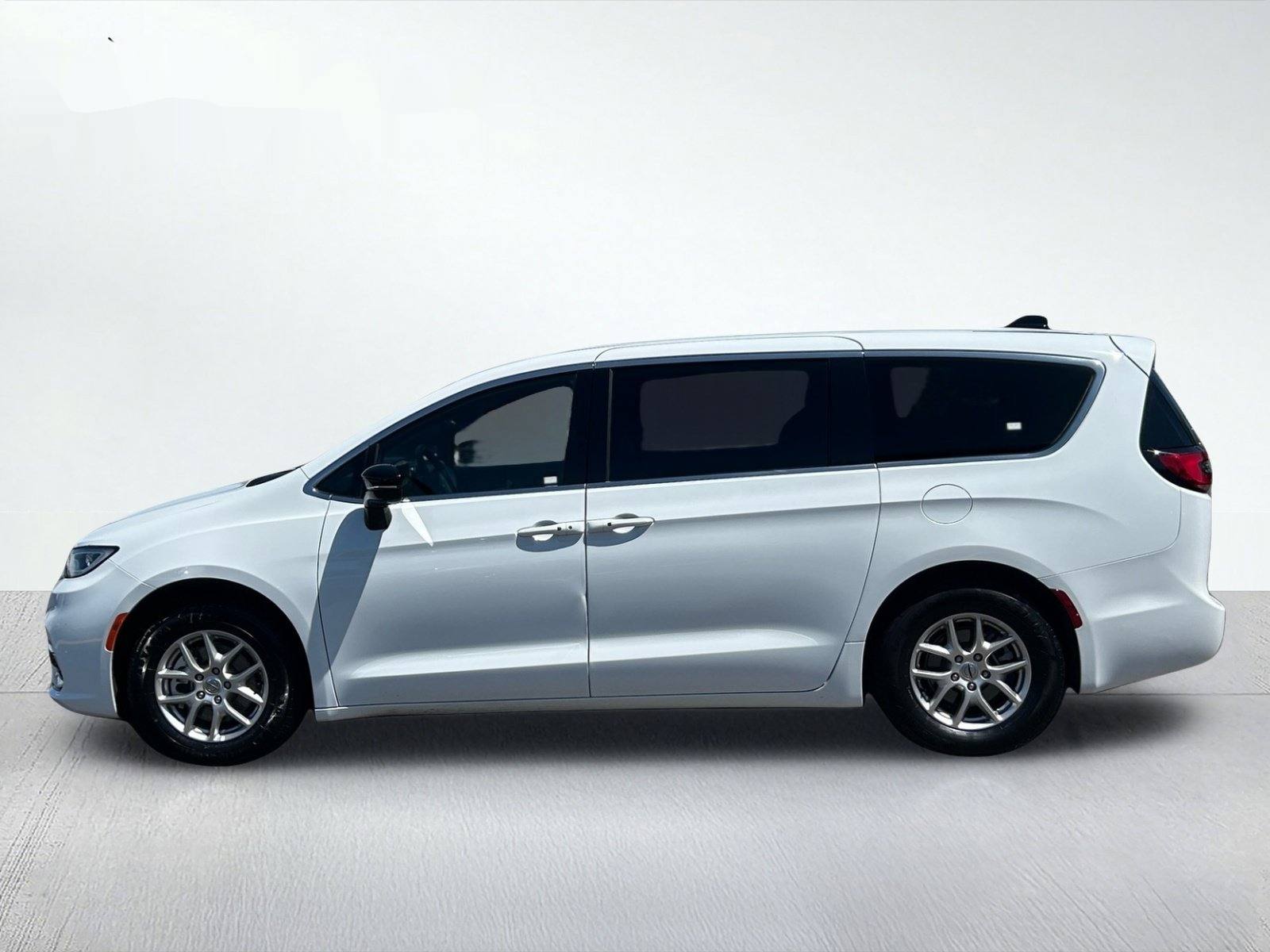 2025 Chrysler Pacifica Select — photo 3 thumbnail