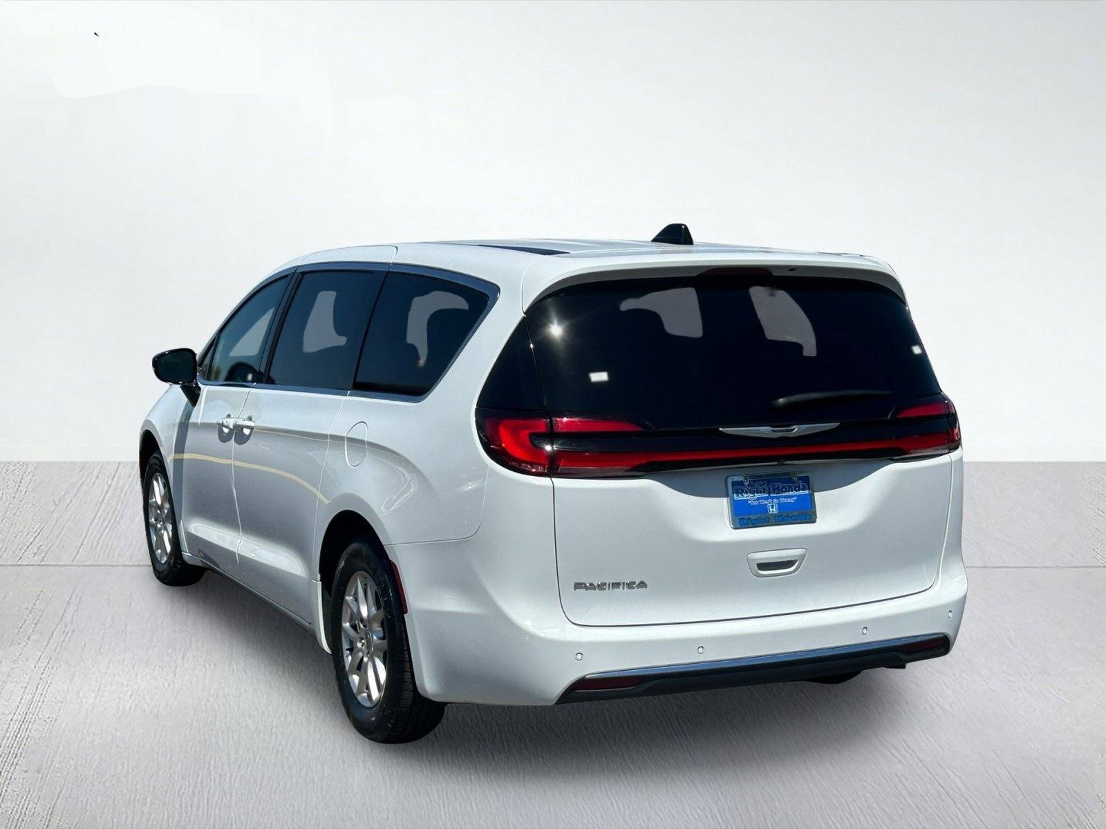 2025 Chrysler Pacifica Select — photo 4 thumbnail