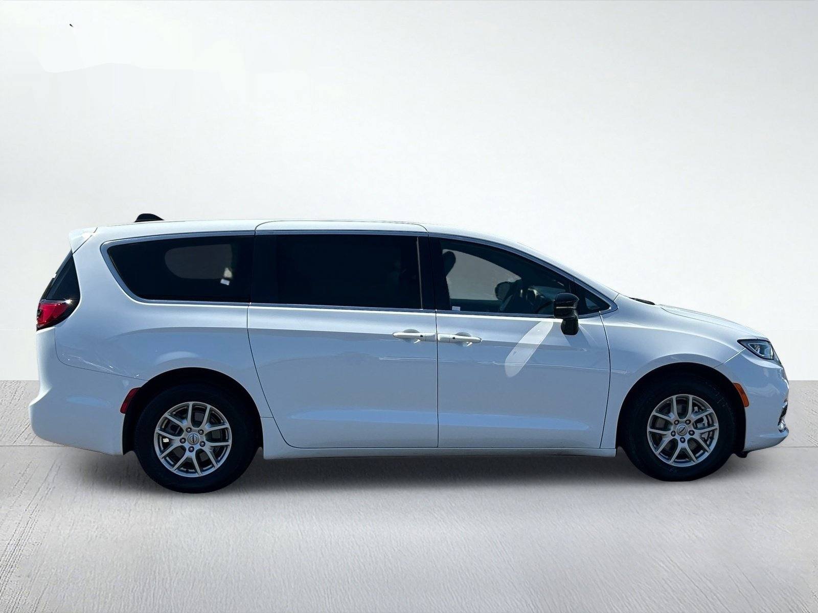 2025 Chrysler Pacifica Select — photo 6 thumbnail