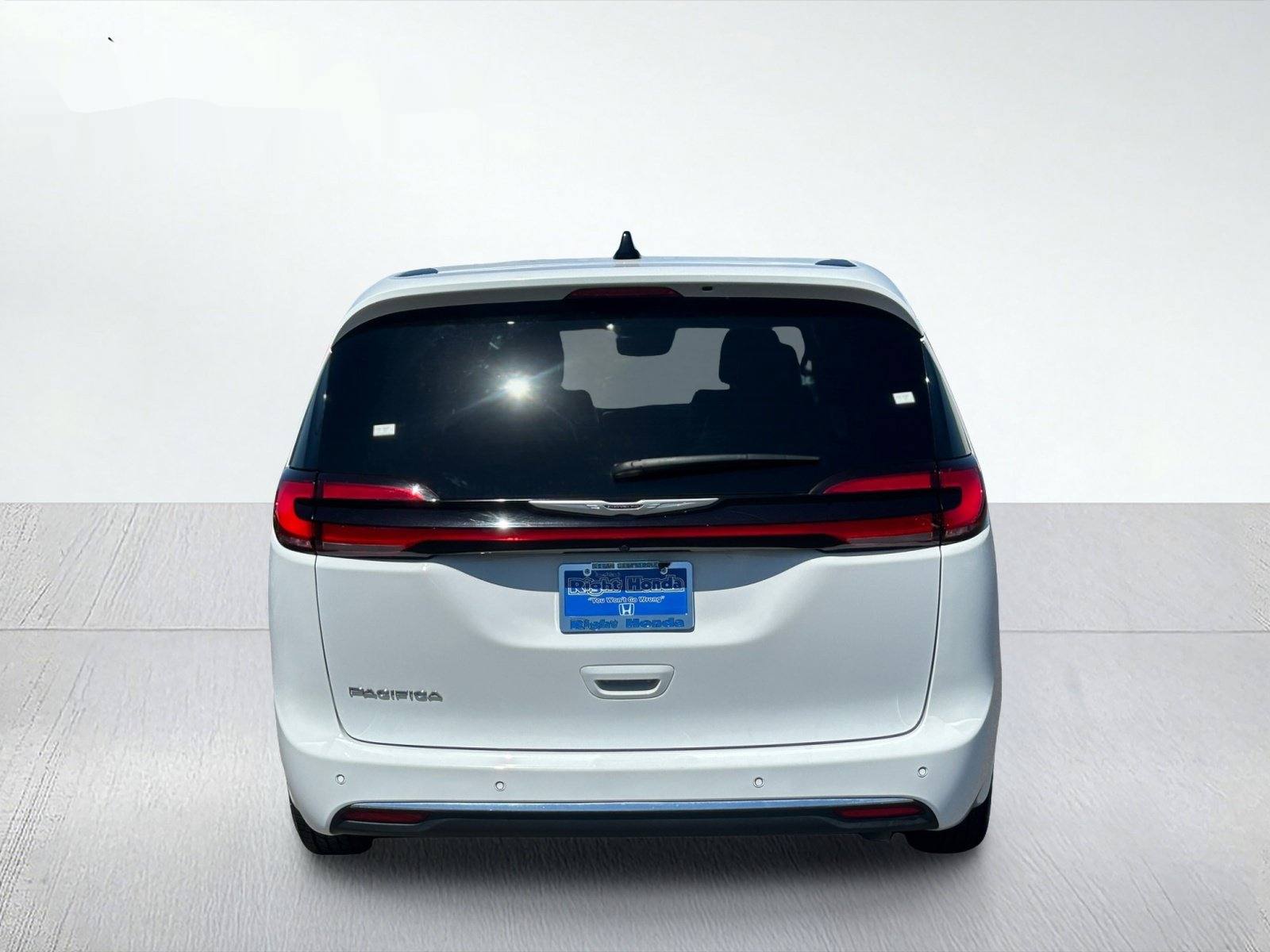 2025 Chrysler Pacifica Select — photo 9 thumbnail