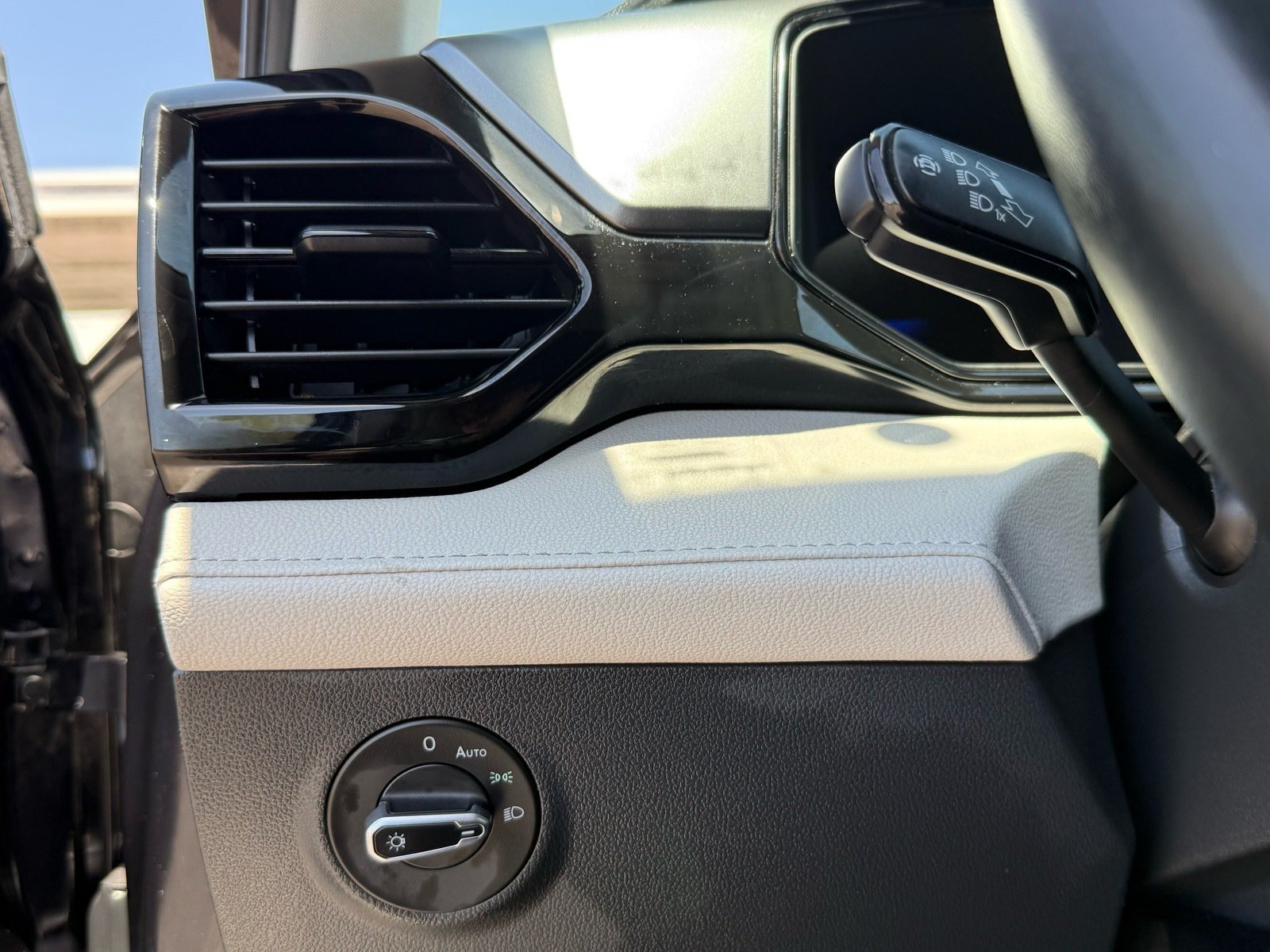 2025 Volkswagen Taos 1.5T S — photo 14 thumbnail