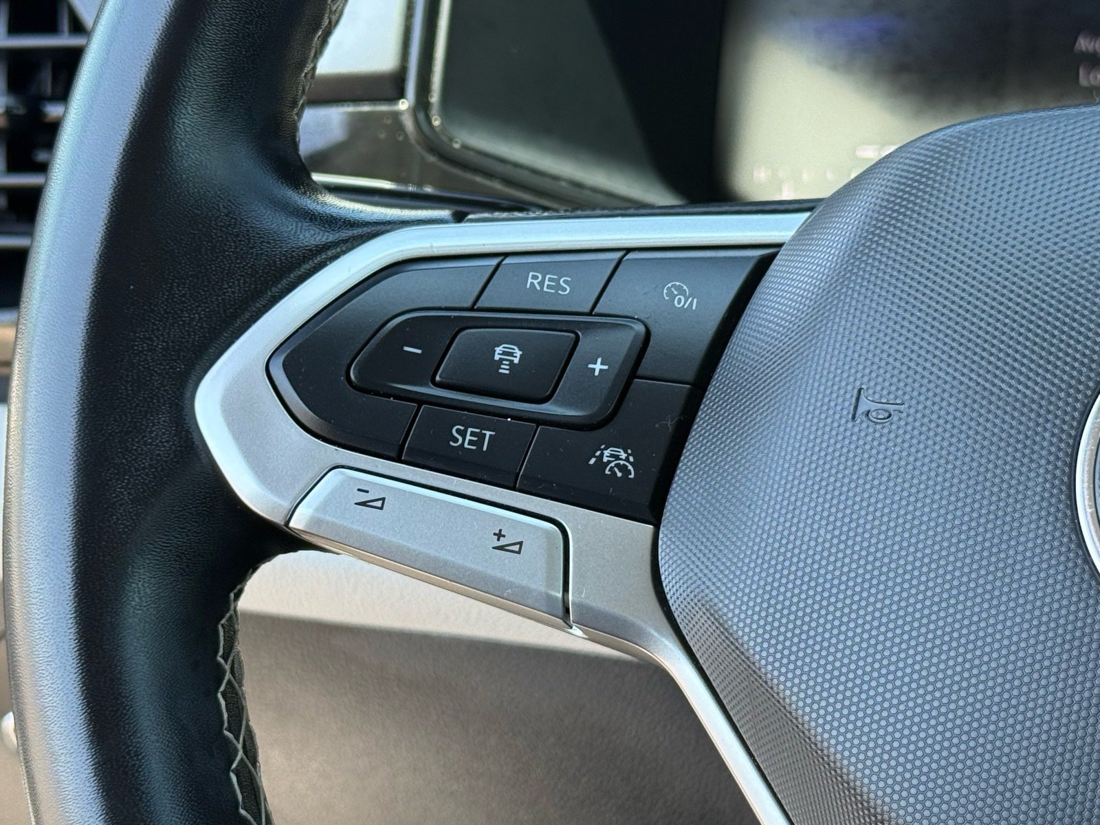 2025 Volkswagen Taos 1.5T S — photo 16 thumbnail