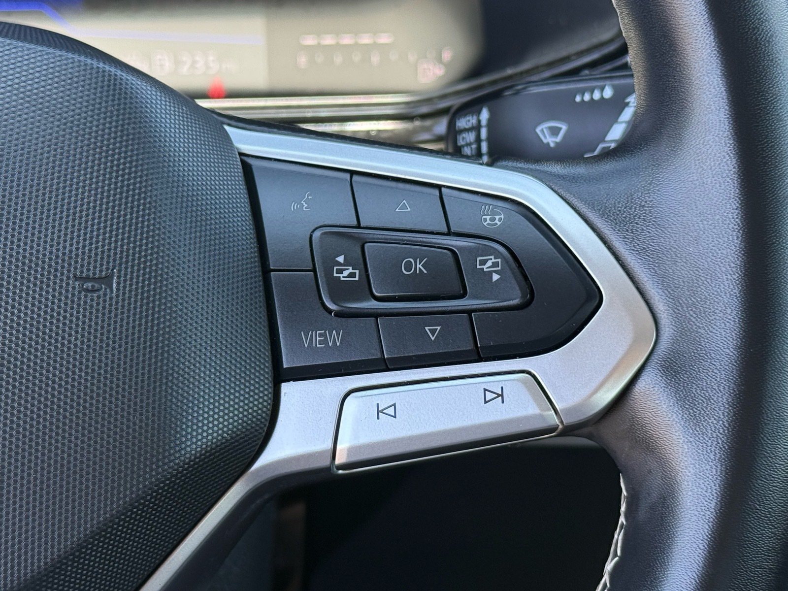 2025 Volkswagen Taos 1.5T S — photo 17 thumbnail