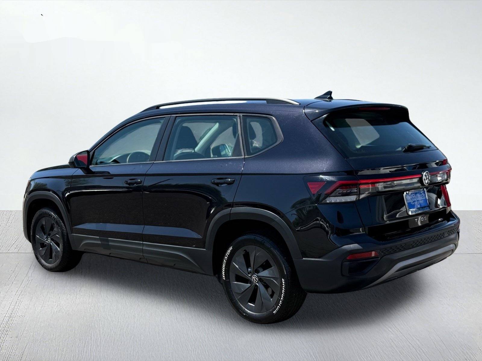 2025 Volkswagen Taos 1.5T S — photo 4 thumbnail