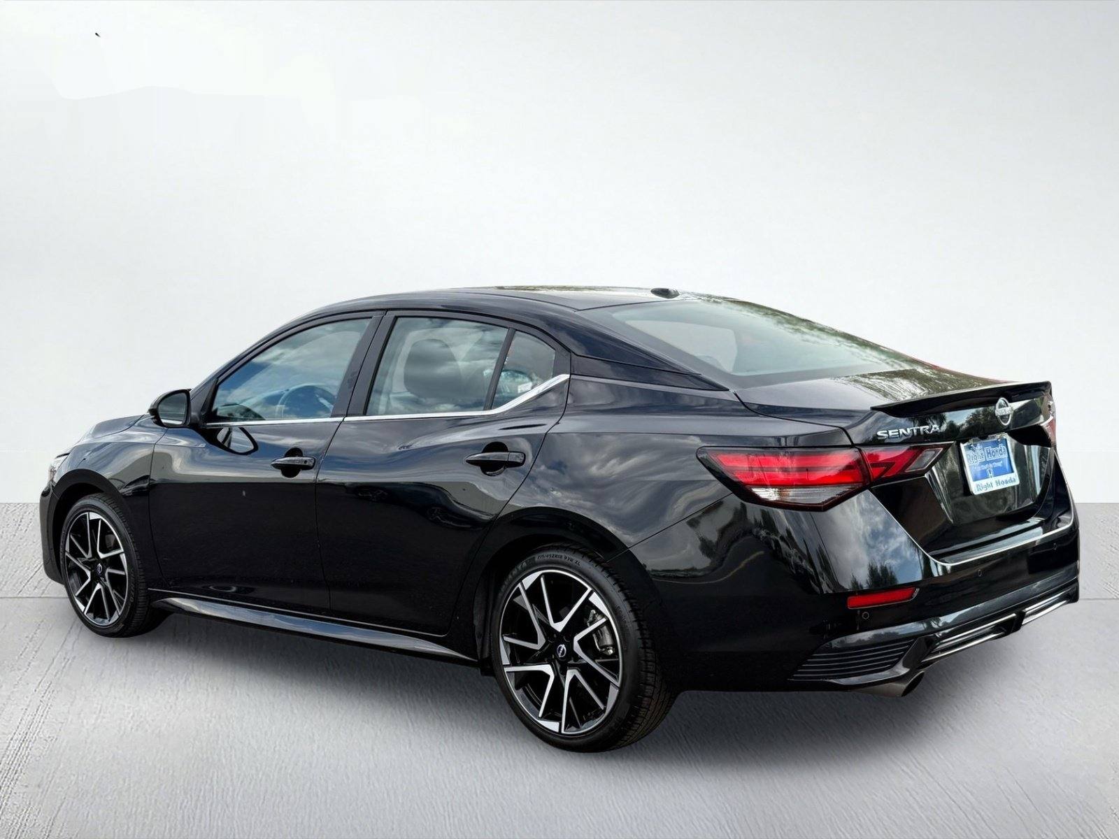 2025 Nissan Sentra SR — photo 3 thumbnail