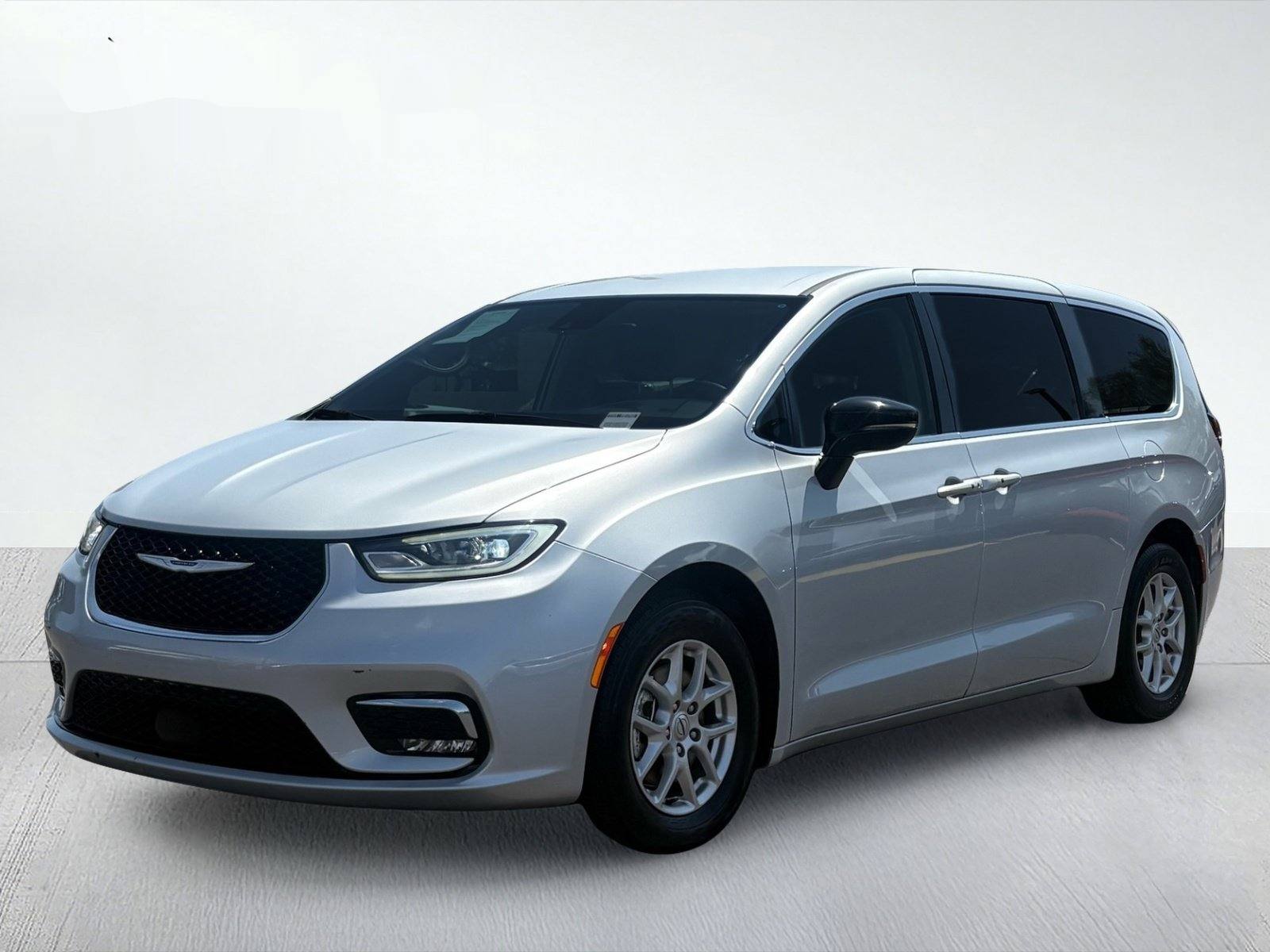 2024 Chrysler Pacifica Touring L — photo 2 thumbnail