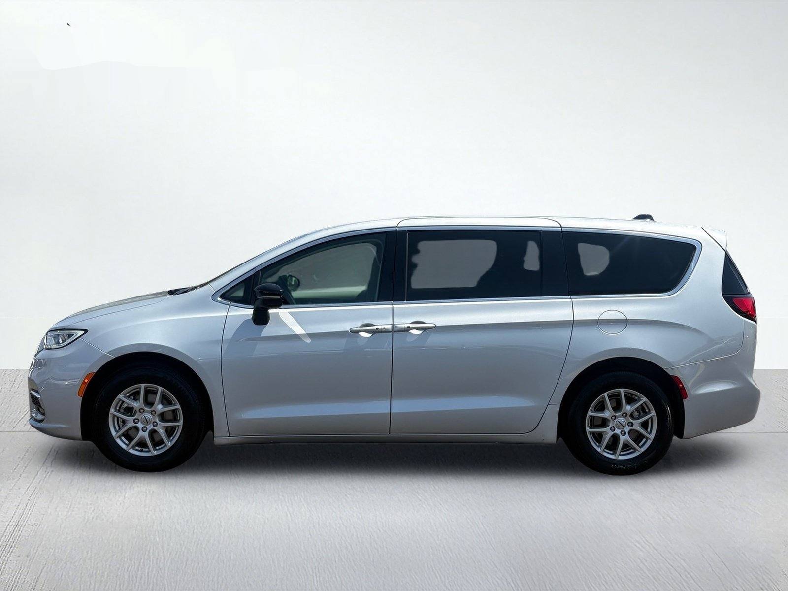 2024 Chrysler Pacifica Touring L — photo 3 thumbnail