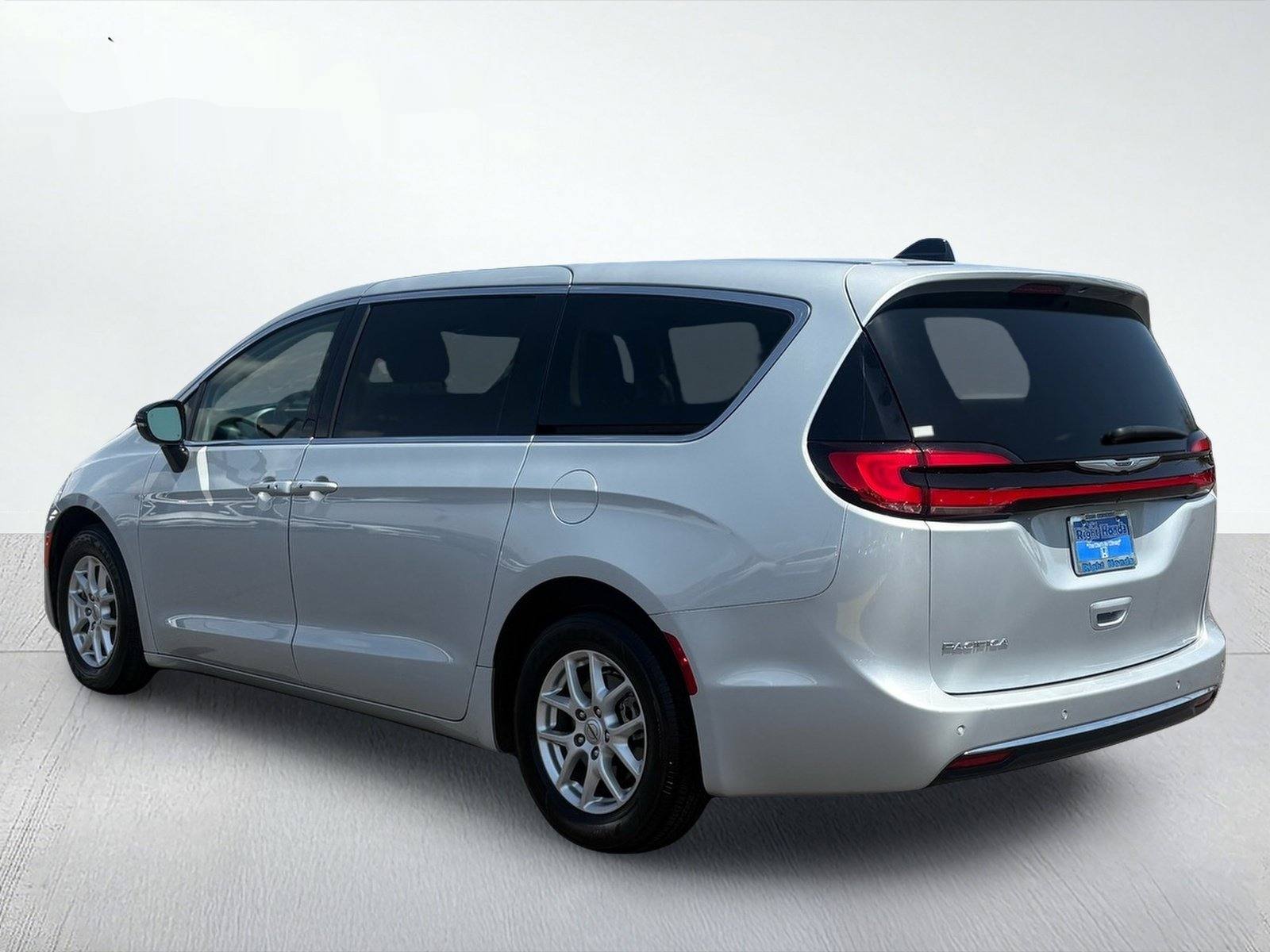 2024 Chrysler Pacifica Touring L — photo 4 thumbnail