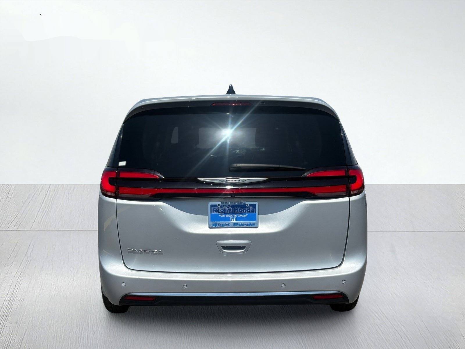 2024 Chrysler Pacifica Touring L — photo 5 thumbnail