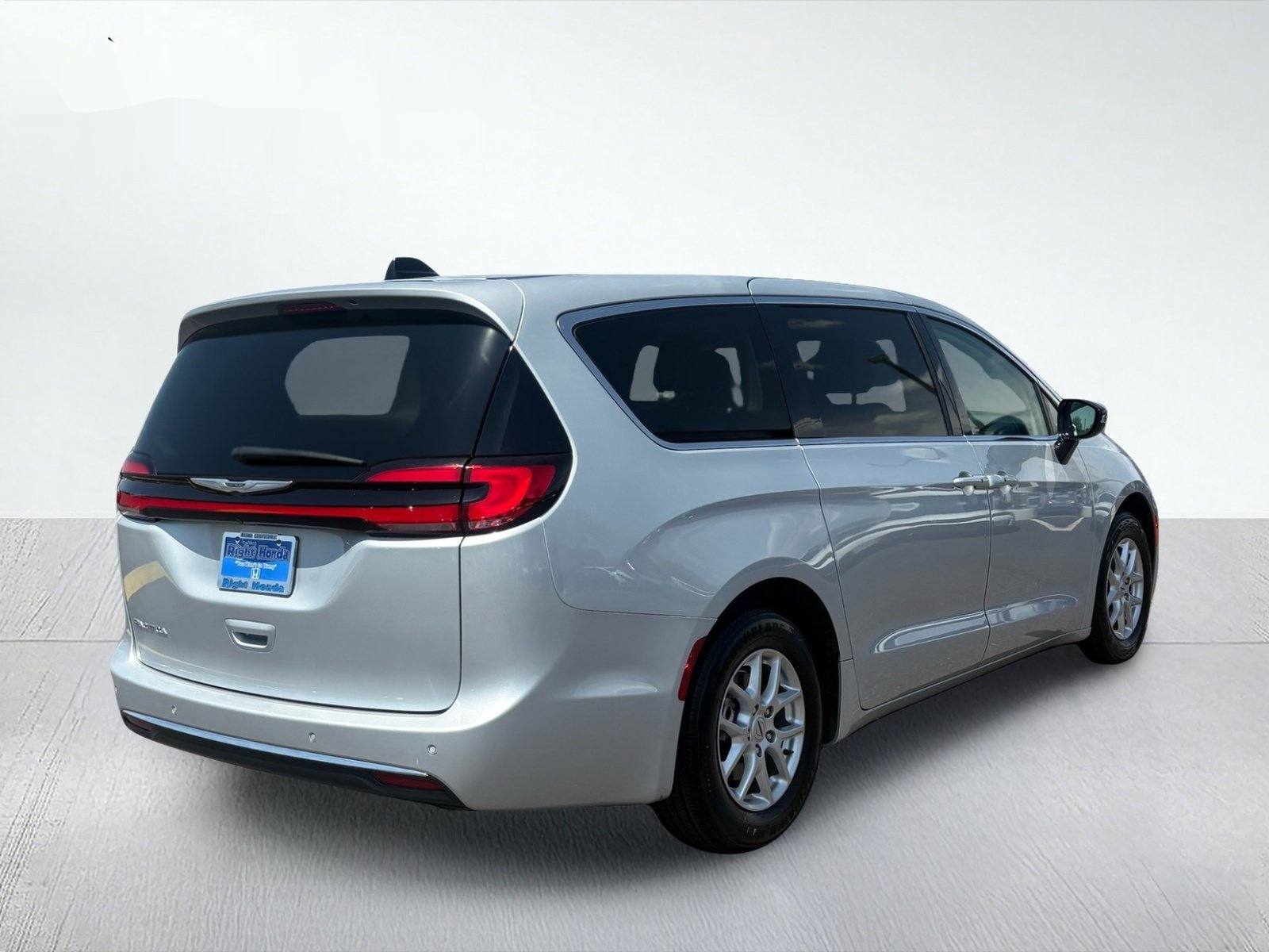 2024 Chrysler Pacifica Touring L — photo 6 thumbnail