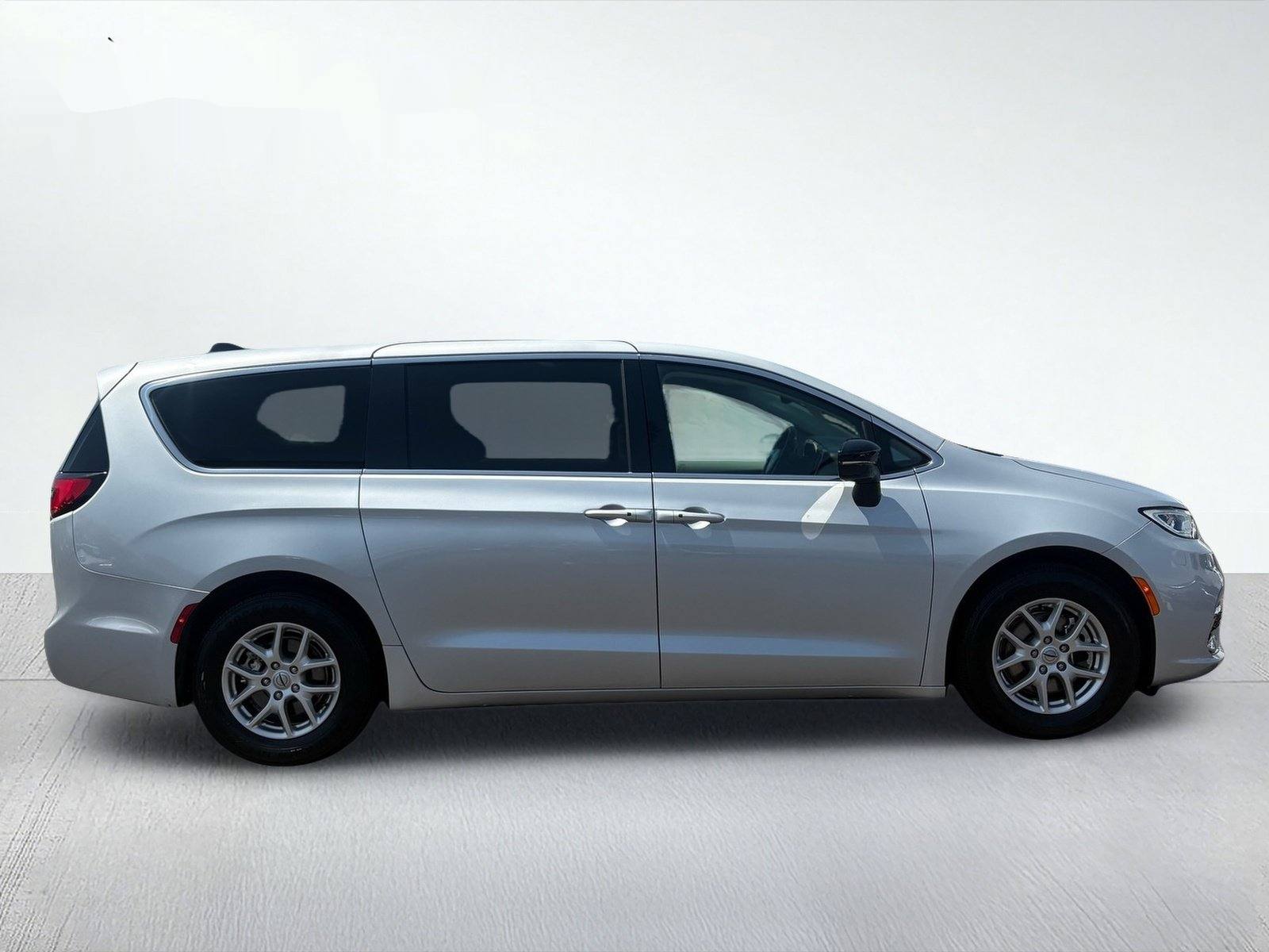 2024 Chrysler Pacifica Touring L — photo 7 thumbnail