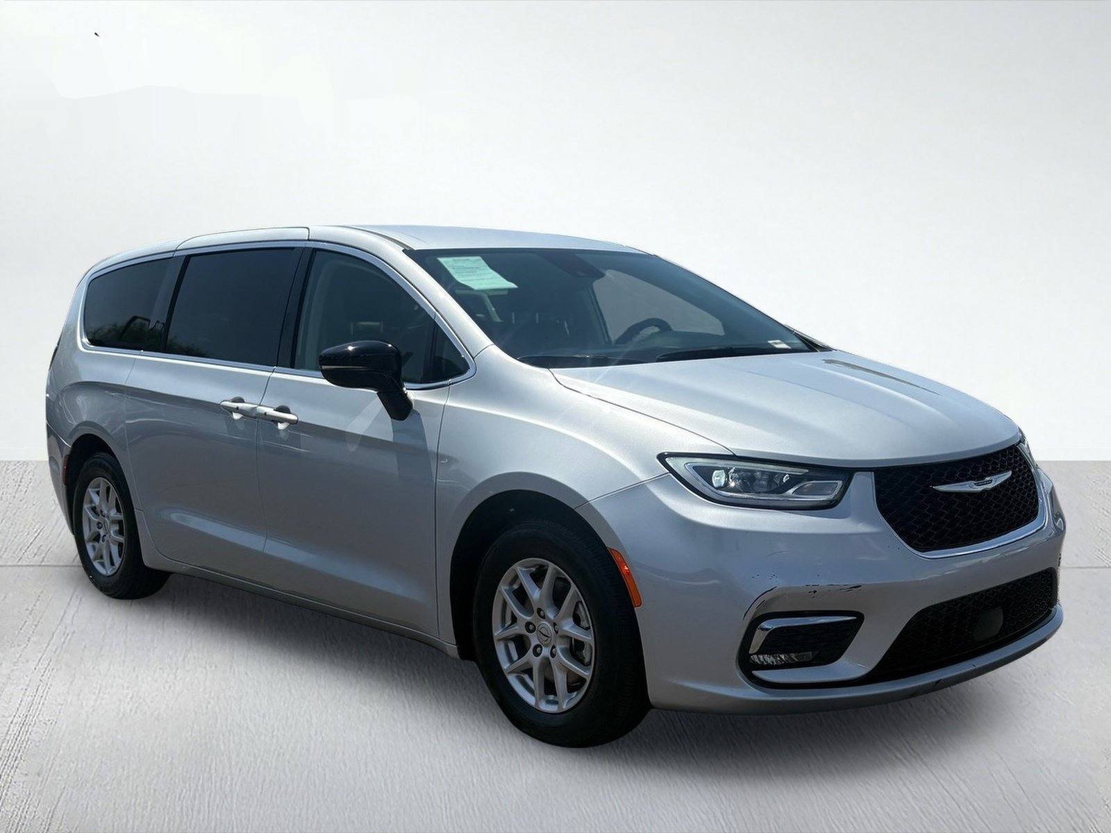 2024 Chrysler Pacifica Touring L — photo 8 thumbnail