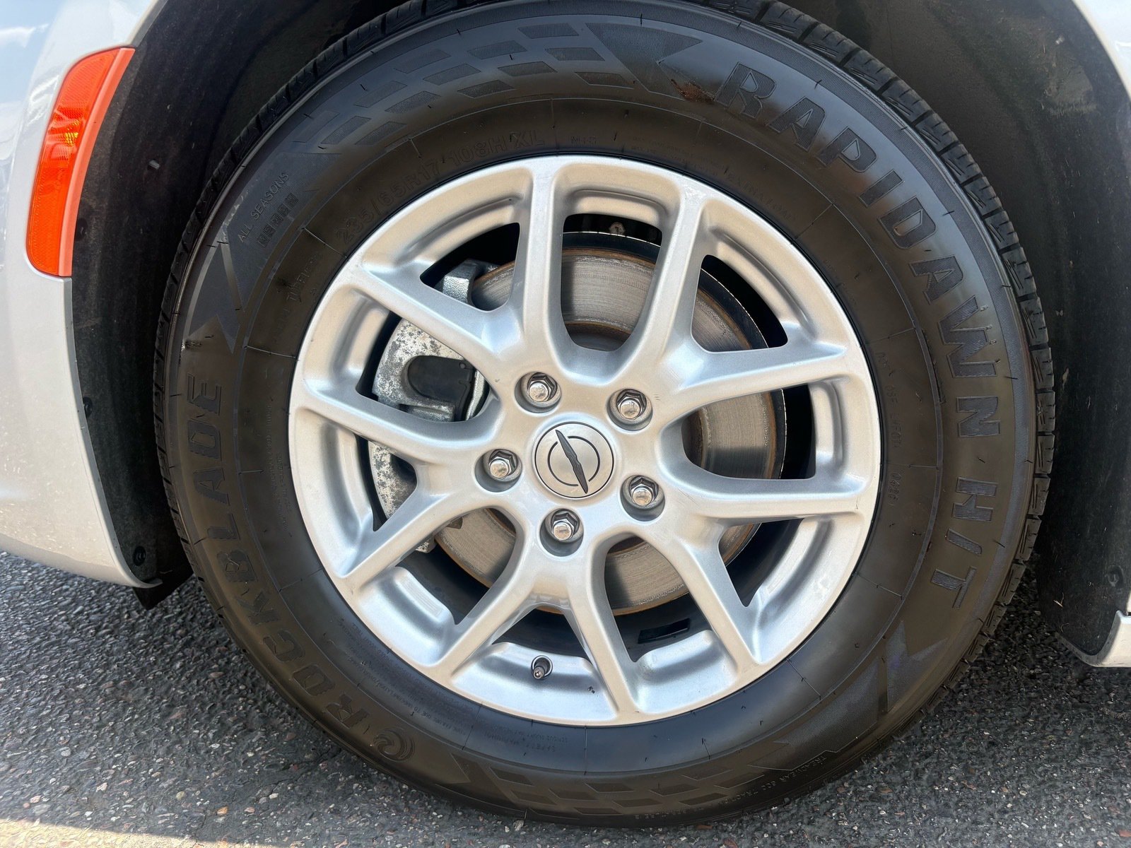 2024 Chrysler Pacifica Touring L — photo 9 thumbnail