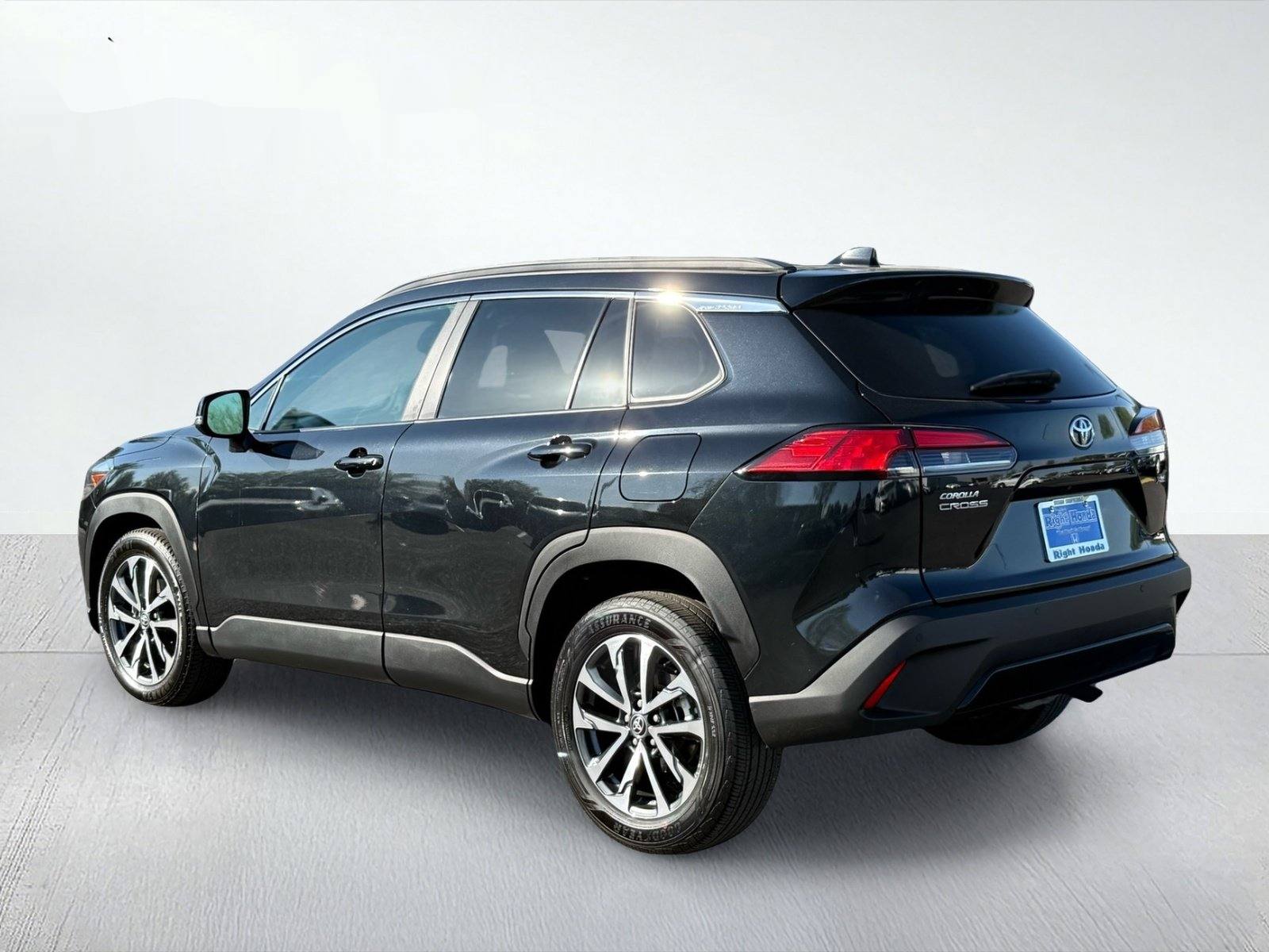 2025 Toyota Corolla Cross XLE — photo 3 thumbnail