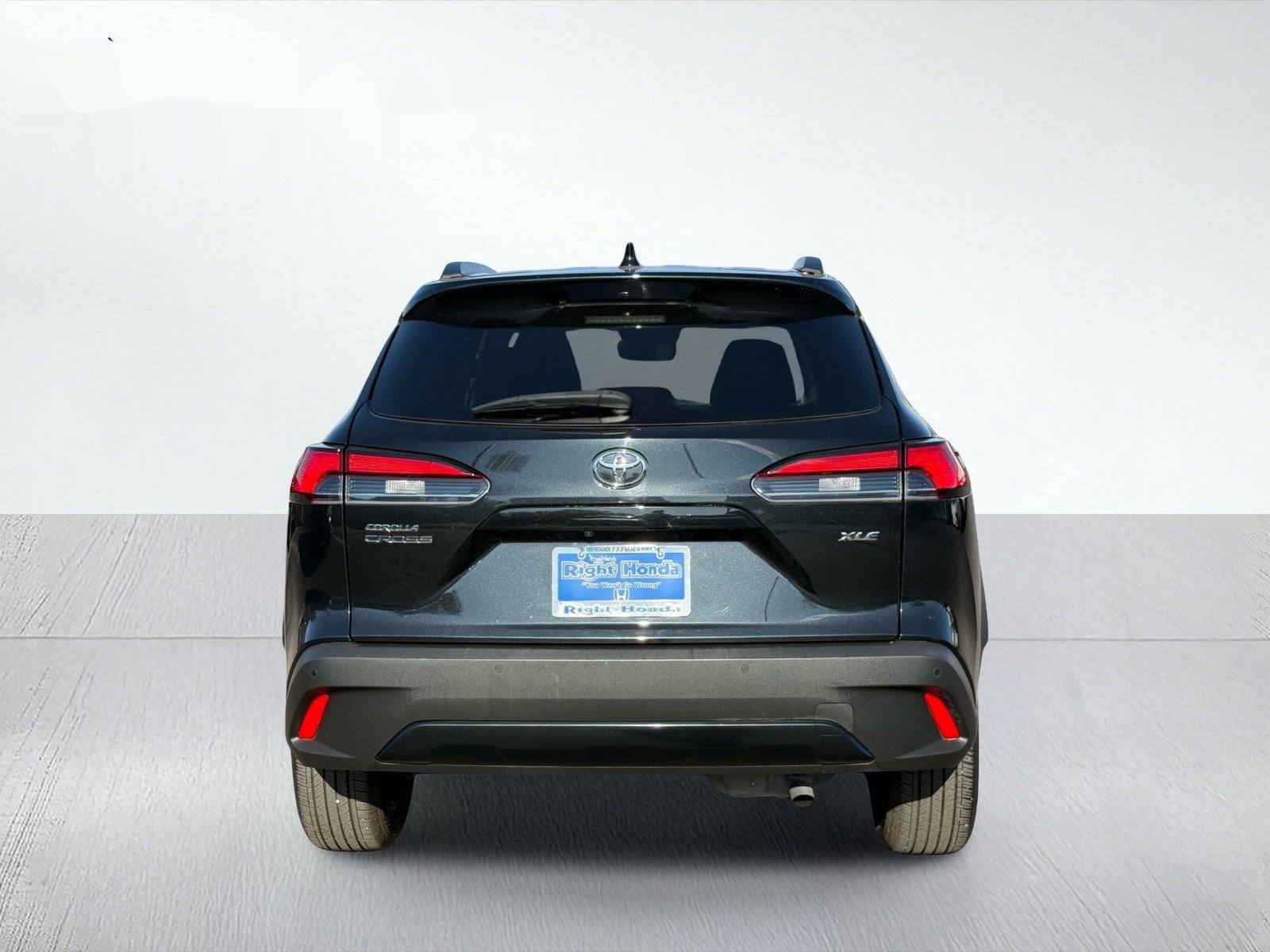2025 Toyota Corolla Cross XLE — photo 5 thumbnail
