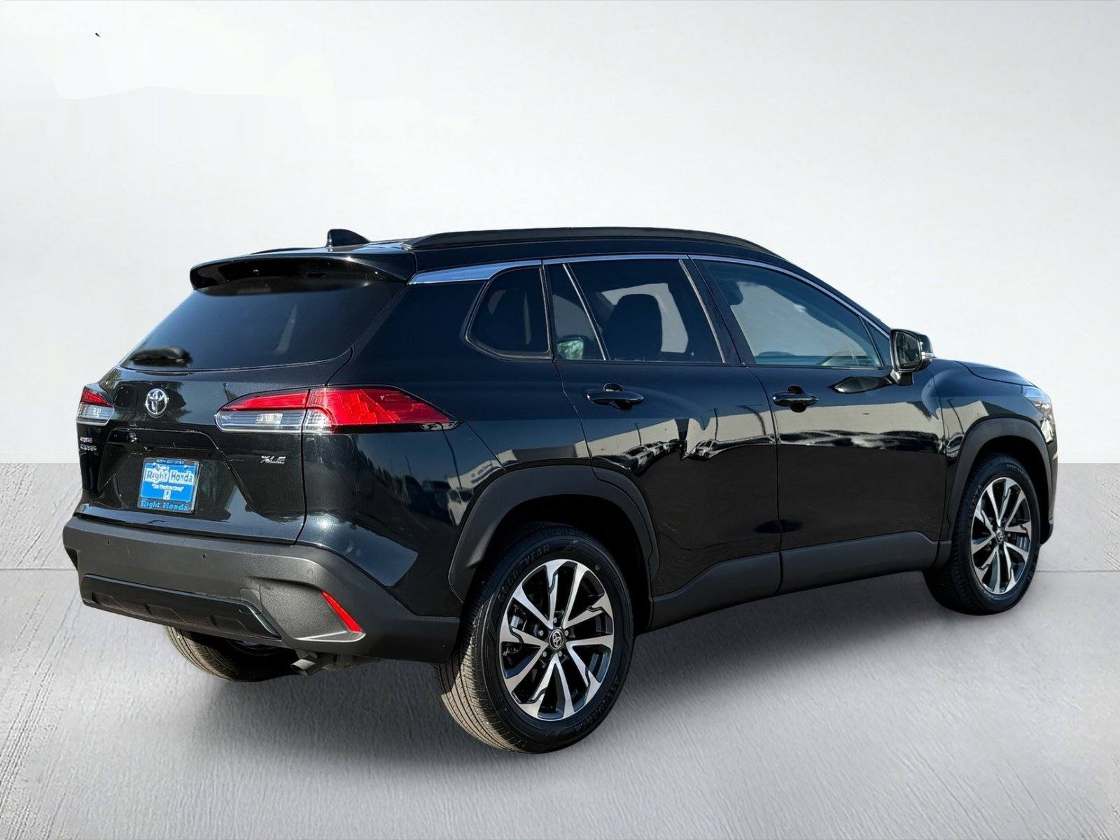 2025 Toyota Corolla Cross XLE — photo 6 thumbnail