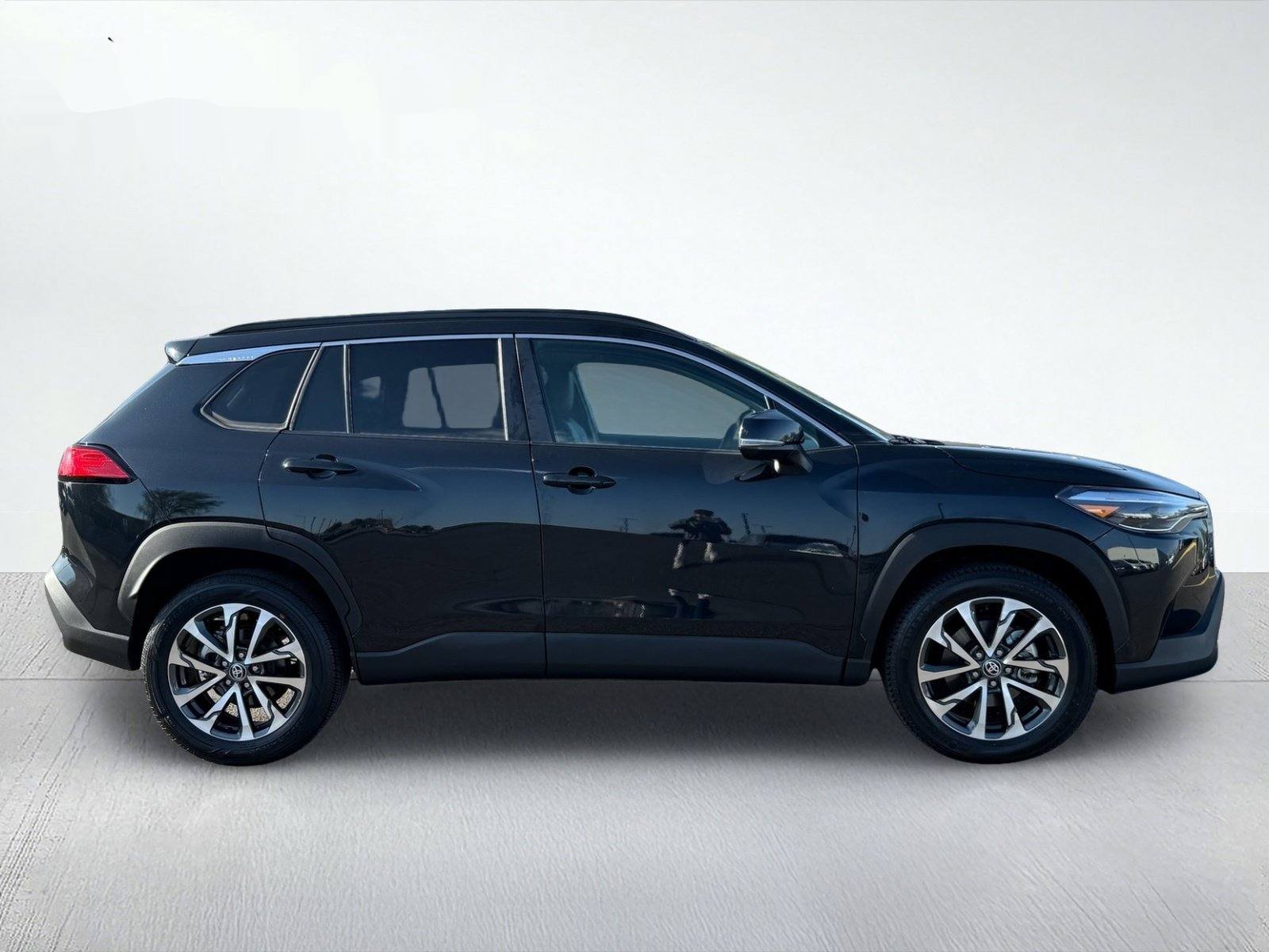 2025 Toyota Corolla Cross XLE — photo 7 thumbnail