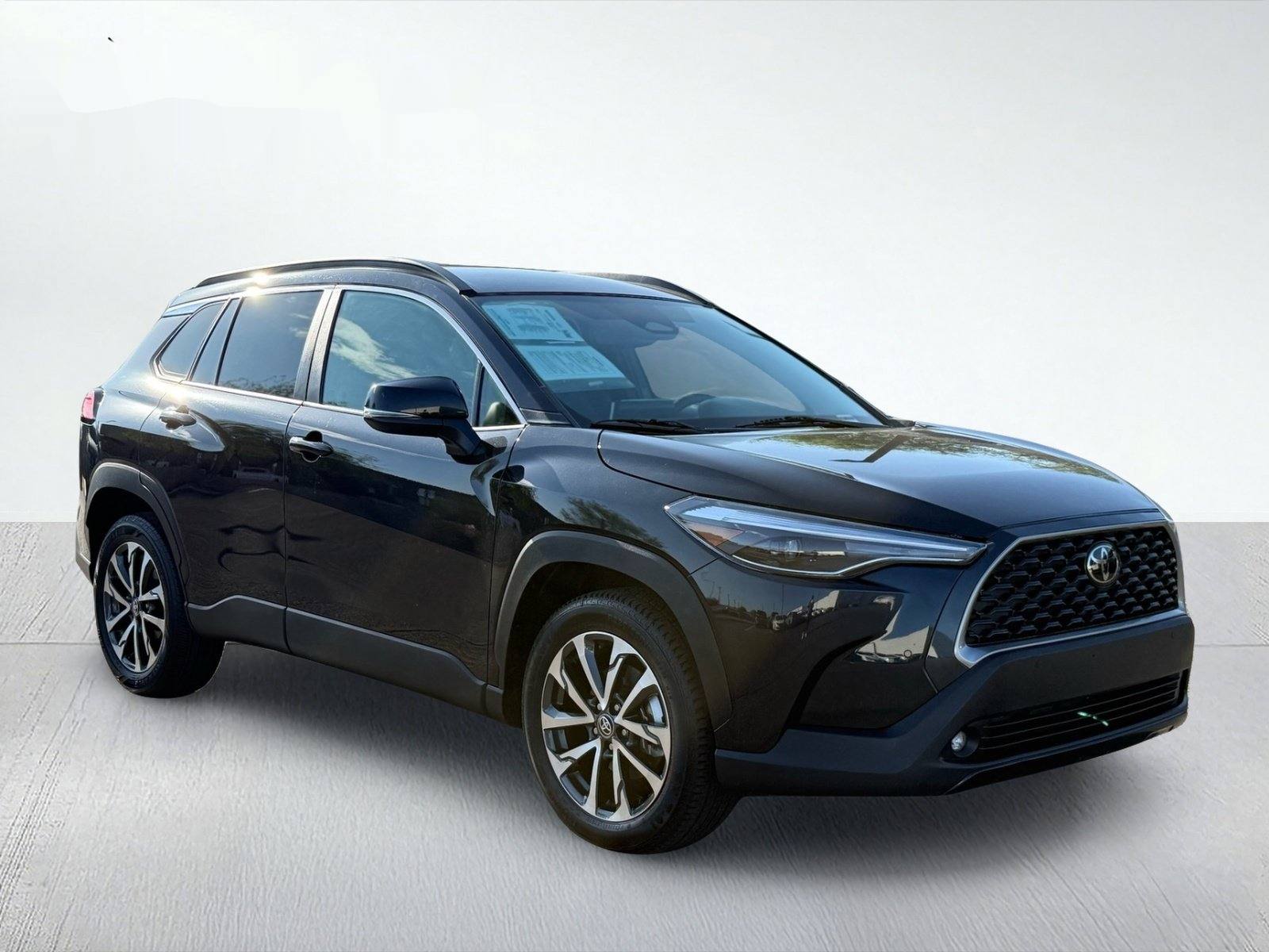 2025 Toyota Corolla Cross XLE — photo 8 thumbnail