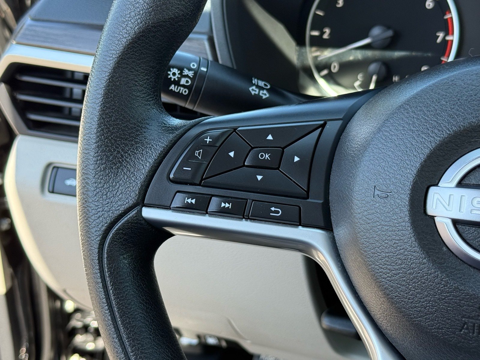 2025 Nissan Altima 2.5 SV — photo 16 thumbnail