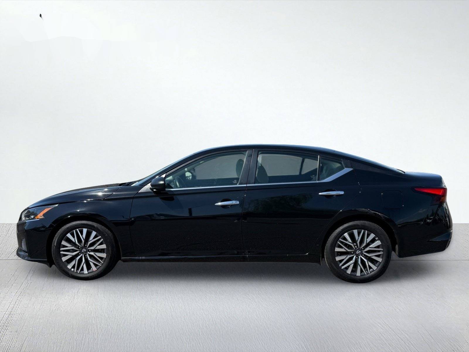 2025 Nissan Altima 2.5 SV — photo 3 thumbnail