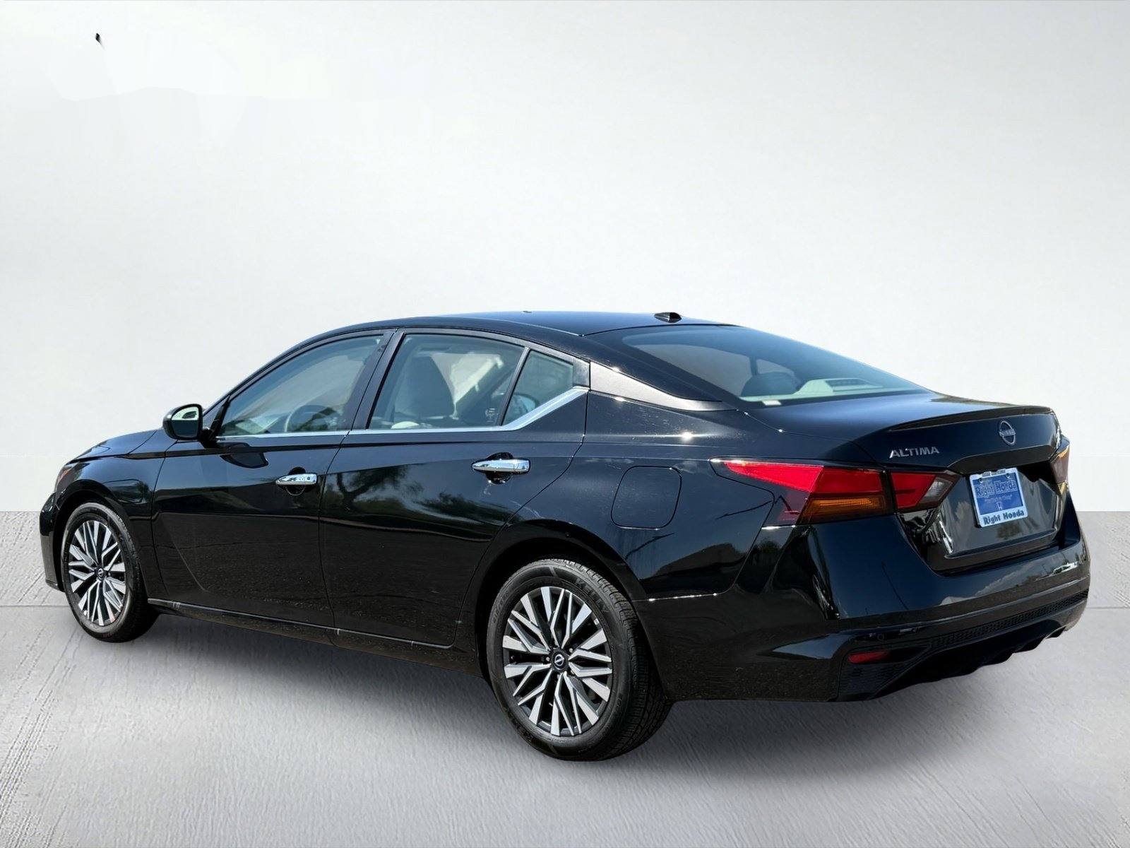 2025 Nissan Altima 2.5 SV — photo 4 thumbnail