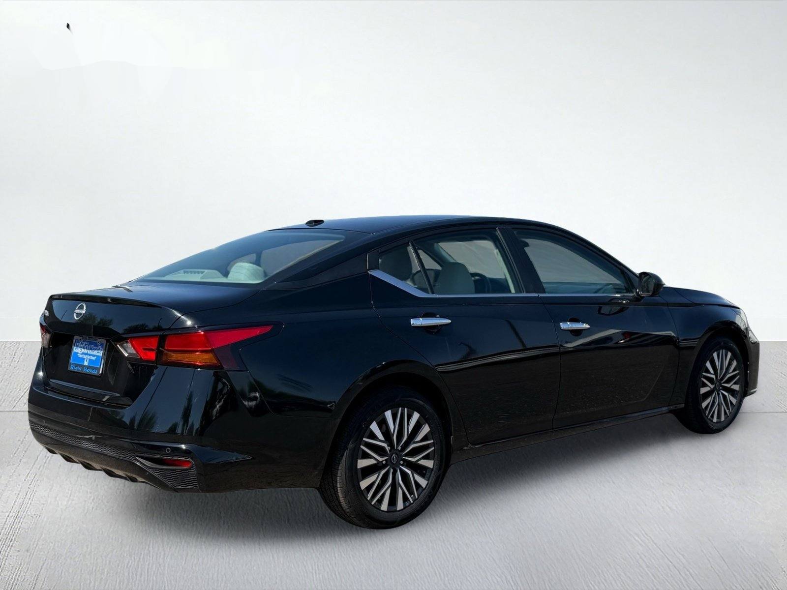2025 Nissan Altima 2.5 SV — photo 7 thumbnail