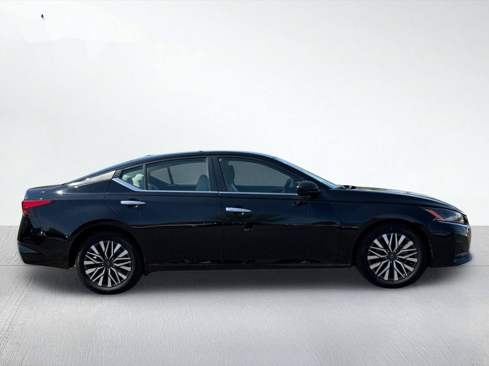 2025 Nissan Altima 2.5 SV — photo 8 thumbnail