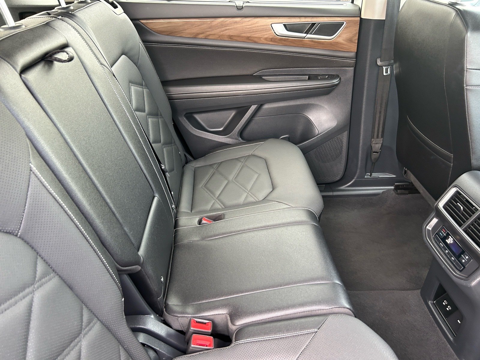 2025 Volkswagen Atlas 2.0T SE w/Technology — photo 14 thumbnail