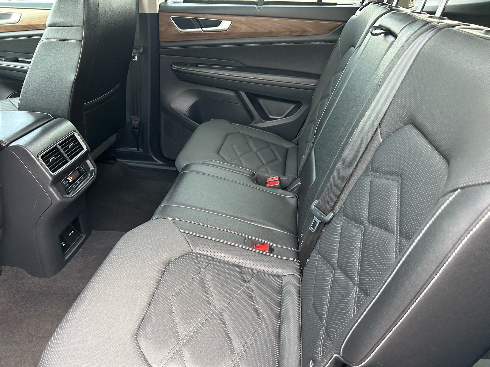2025 Volkswagen Atlas 2.0T SE w/Technology — photo 17 thumbnail