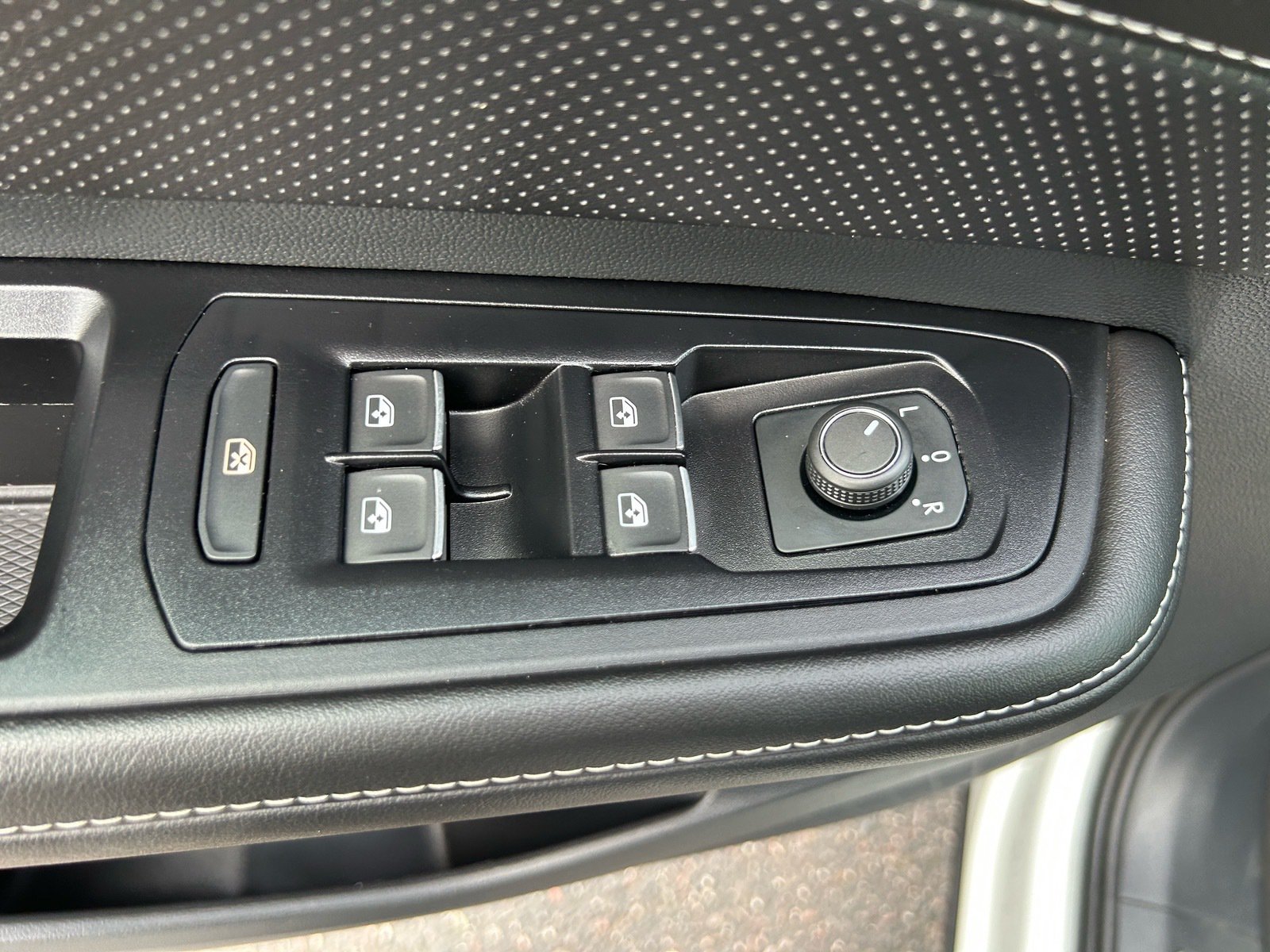 2025 Volkswagen Atlas 2.0T SE w/Technology — photo 21 thumbnail