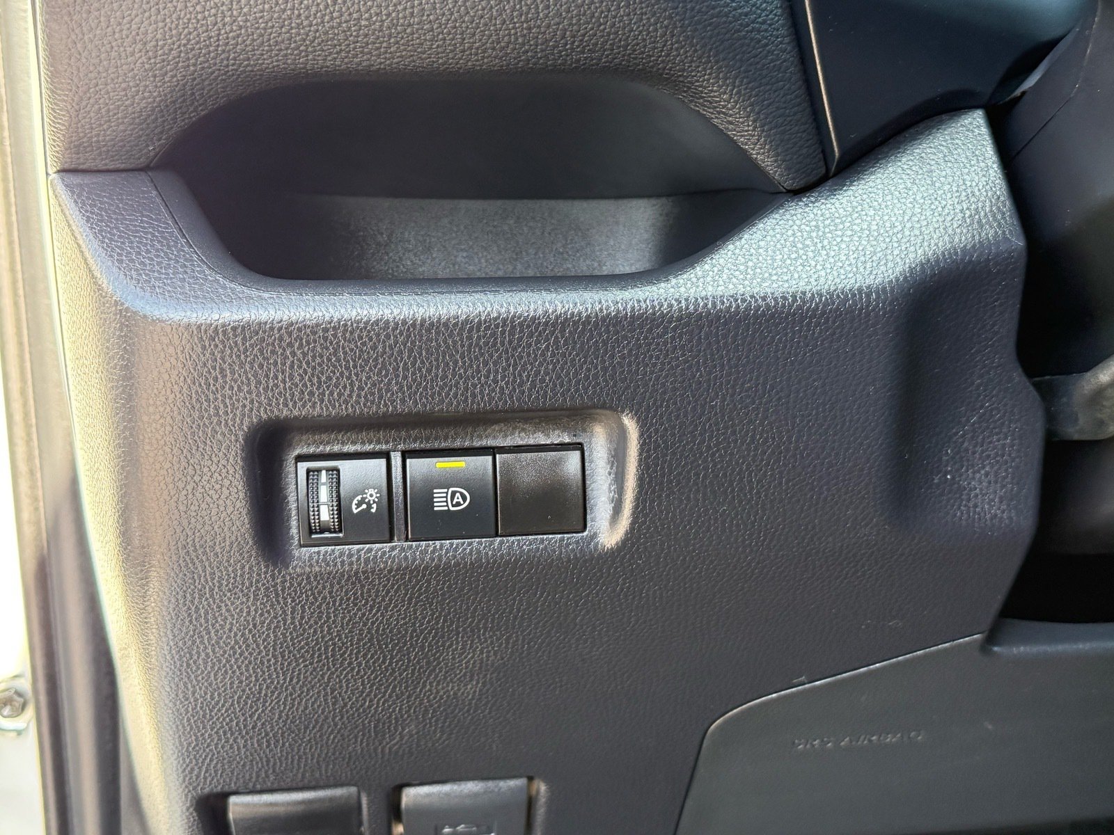 2025 Toyota RAV4 XLE — photo 14 thumbnail