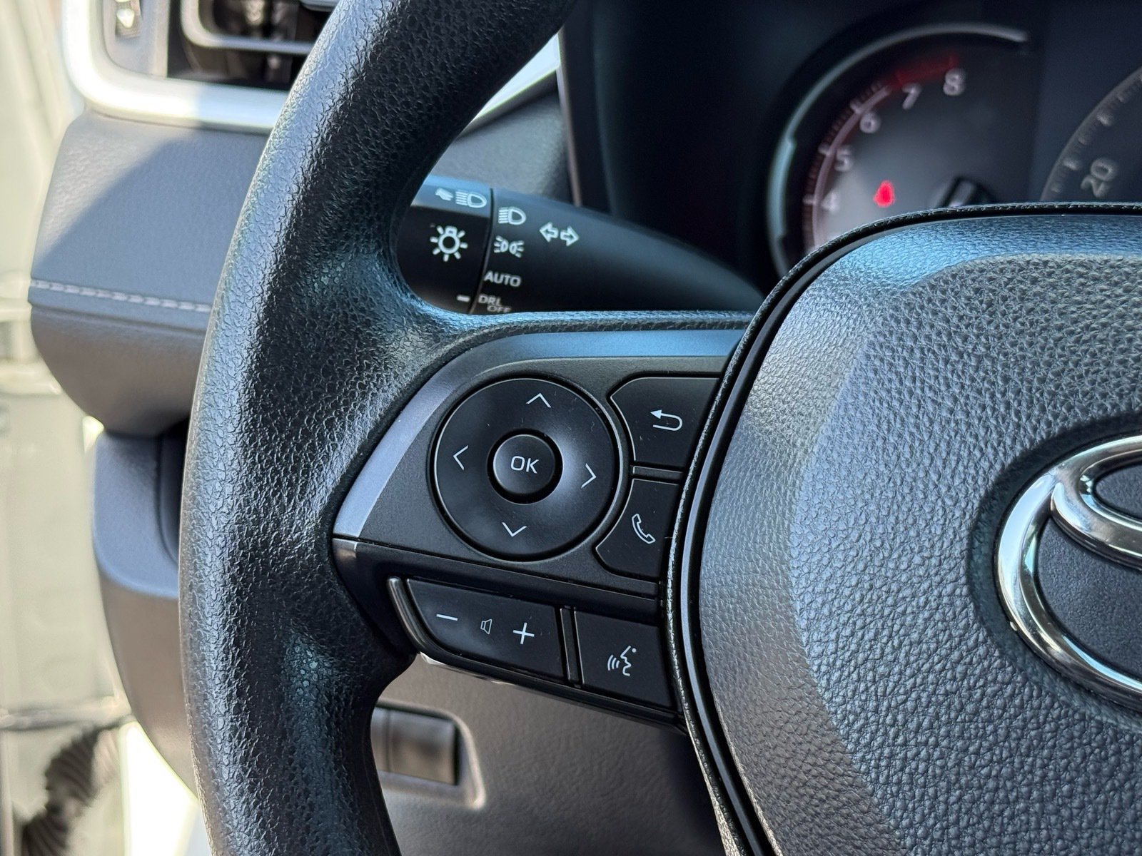 2025 Toyota RAV4 XLE — photo 16 thumbnail