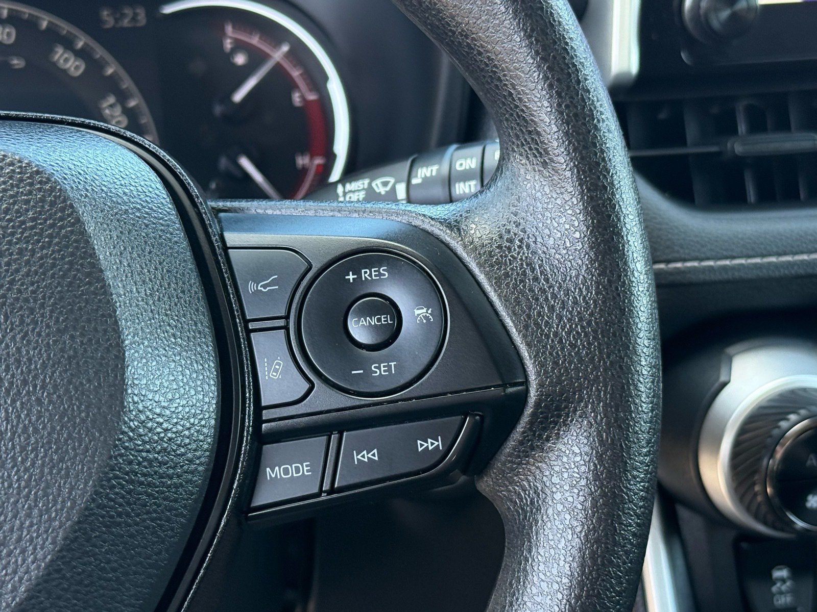 2025 Toyota RAV4 XLE — photo 17 thumbnail