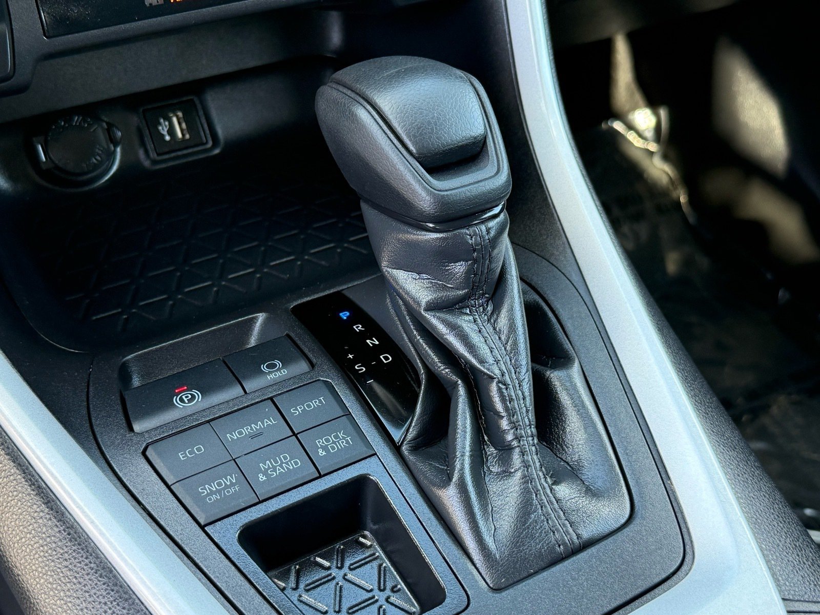 2025 Toyota RAV4 XLE — photo 24 thumbnail