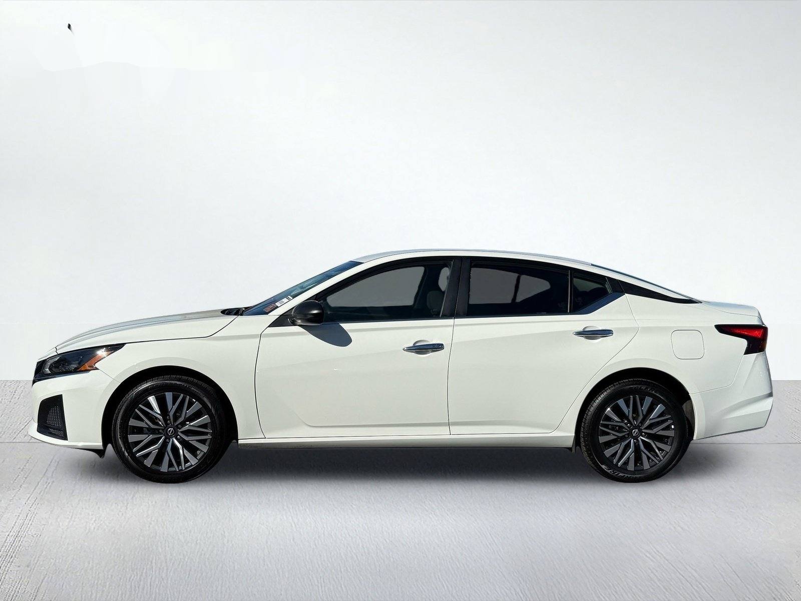 2025 Nissan Altima 2.5 SV — photo 3 thumbnail