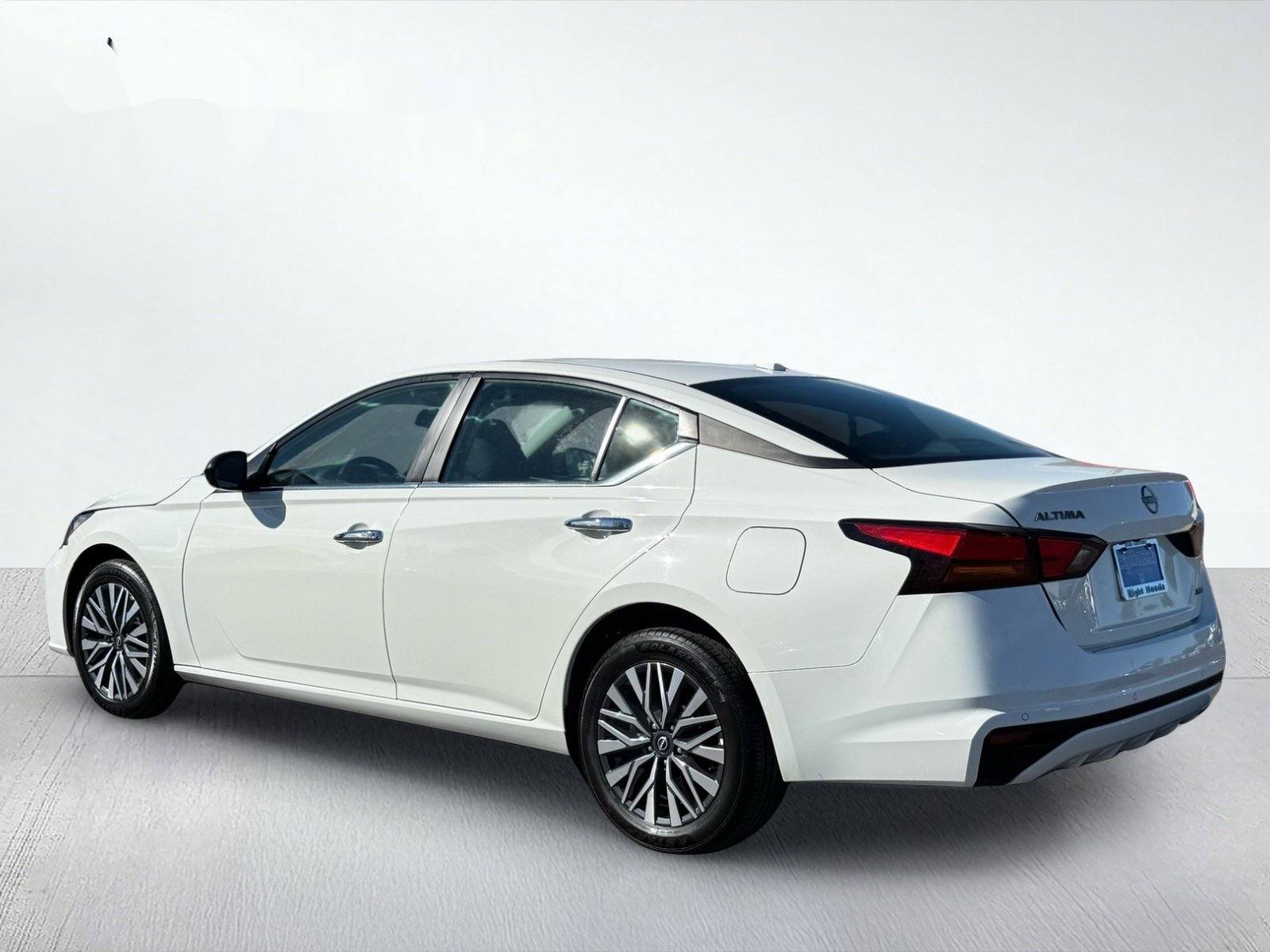 2025 Nissan Altima 2.5 SV — photo 4 thumbnail