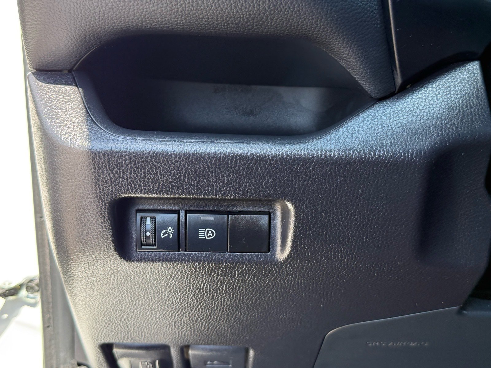 2025 Toyota RAV4 XLE — photo 14 thumbnail
