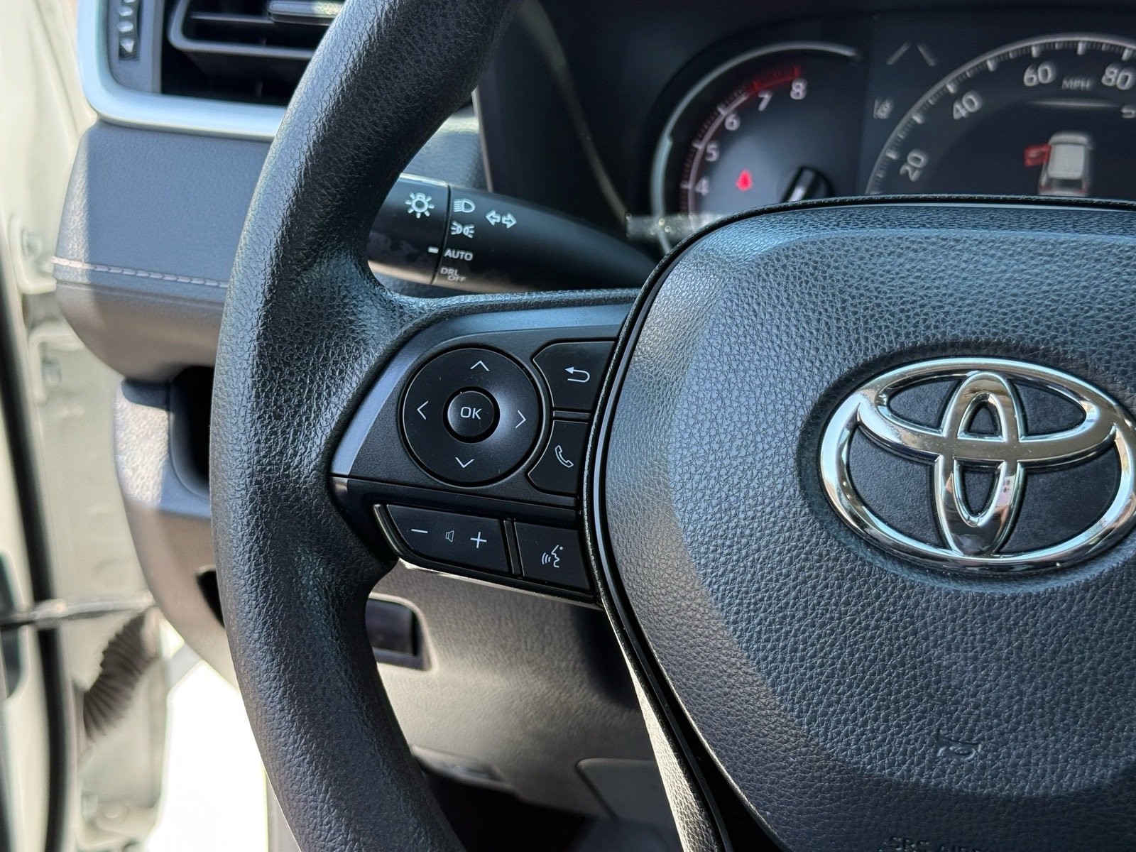 2025 Toyota RAV4 XLE — photo 16 thumbnail