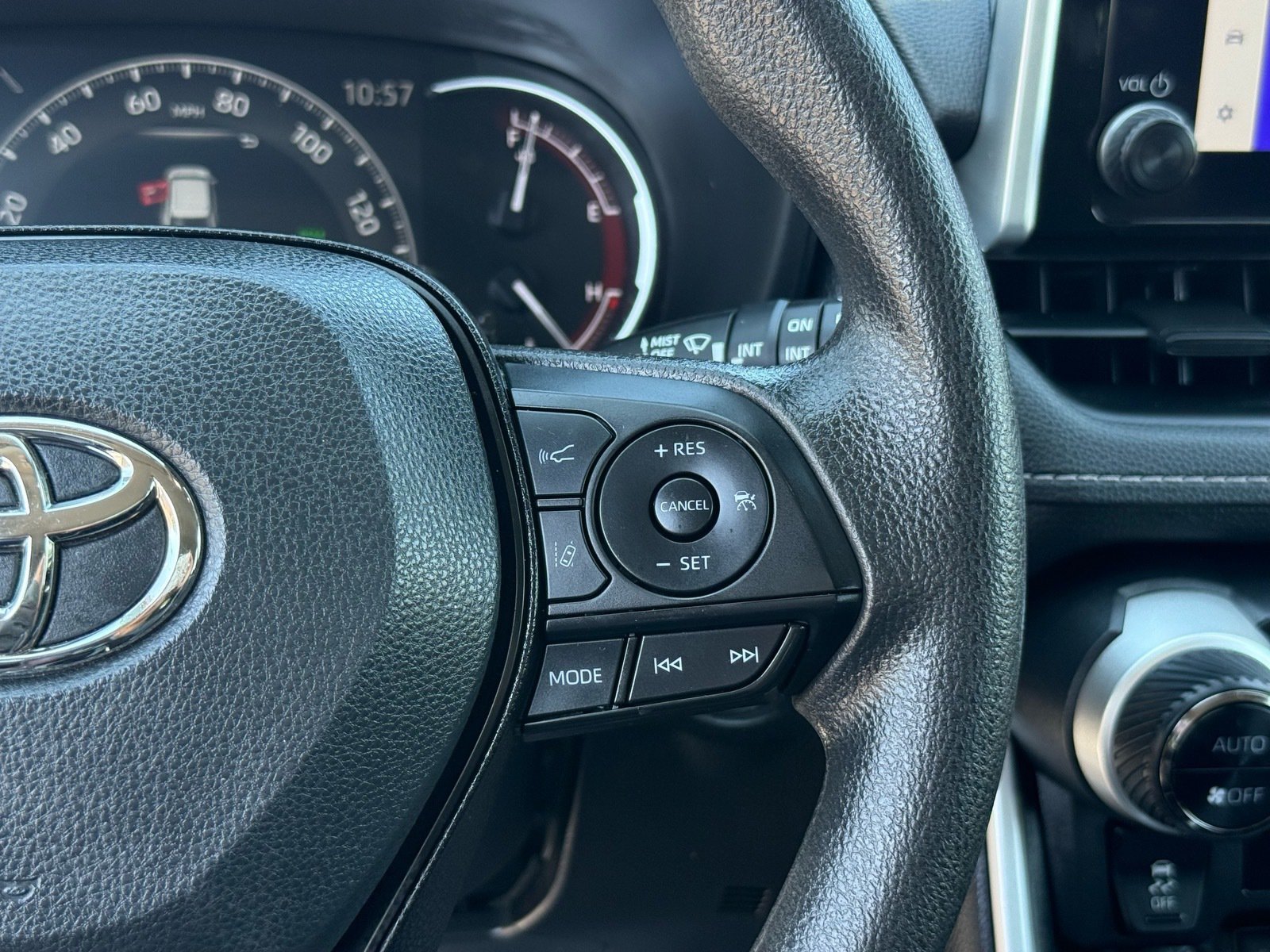 2025 Toyota RAV4 XLE — photo 17 thumbnail
