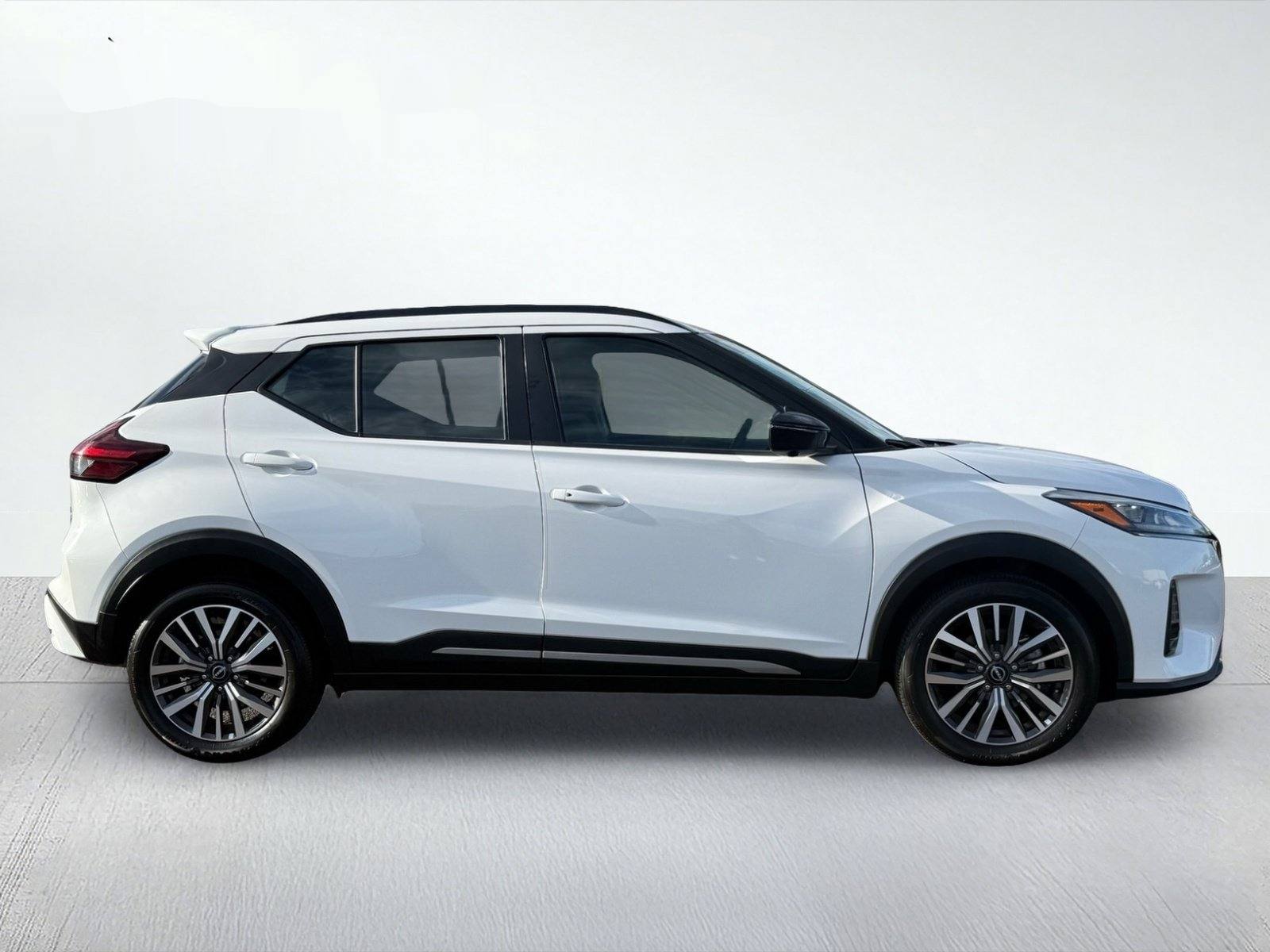 2024 Nissan Kicks SR — photo 8 thumbnail