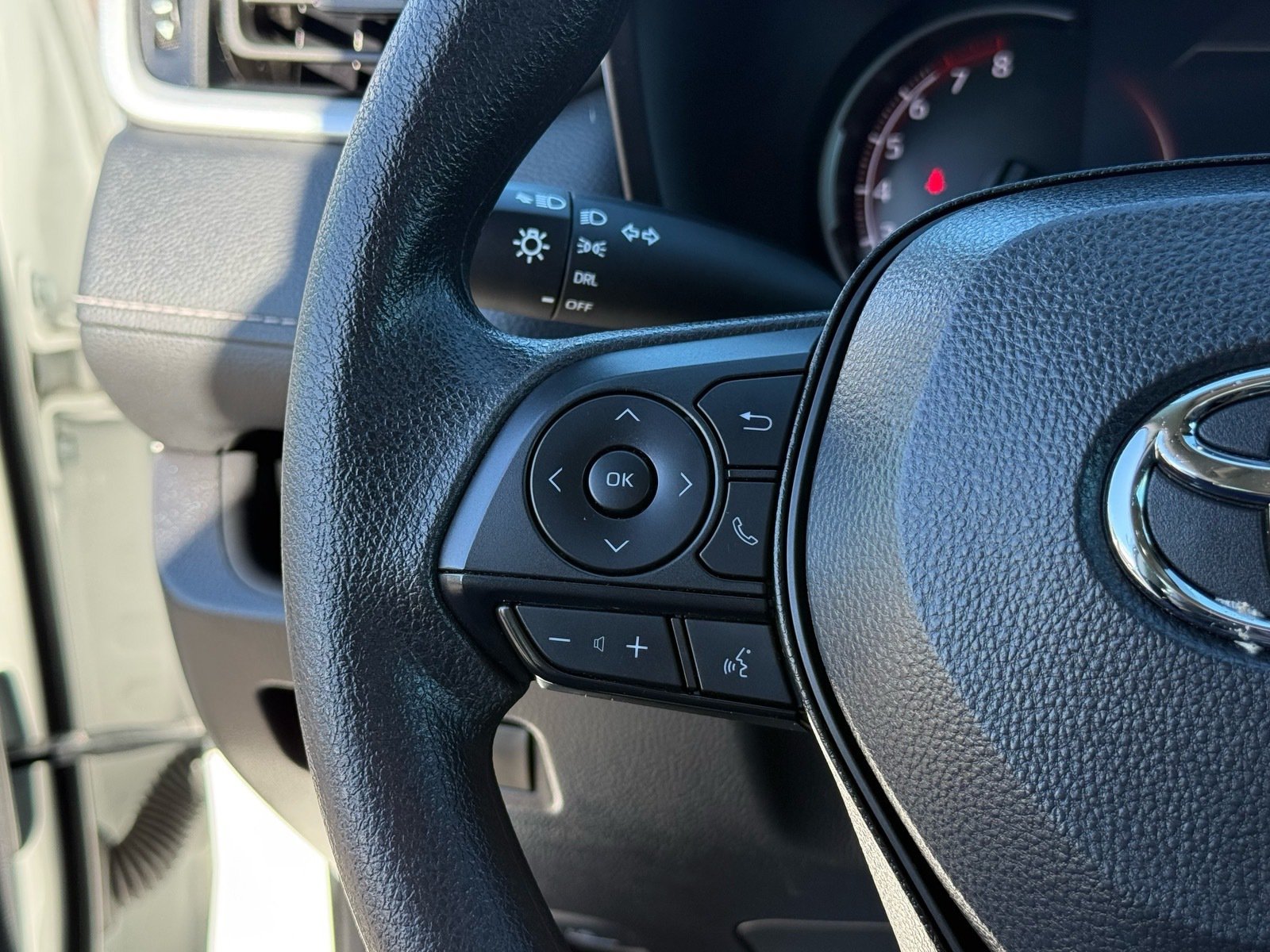 2025 Toyota RAV4 LE — photo 16 thumbnail
