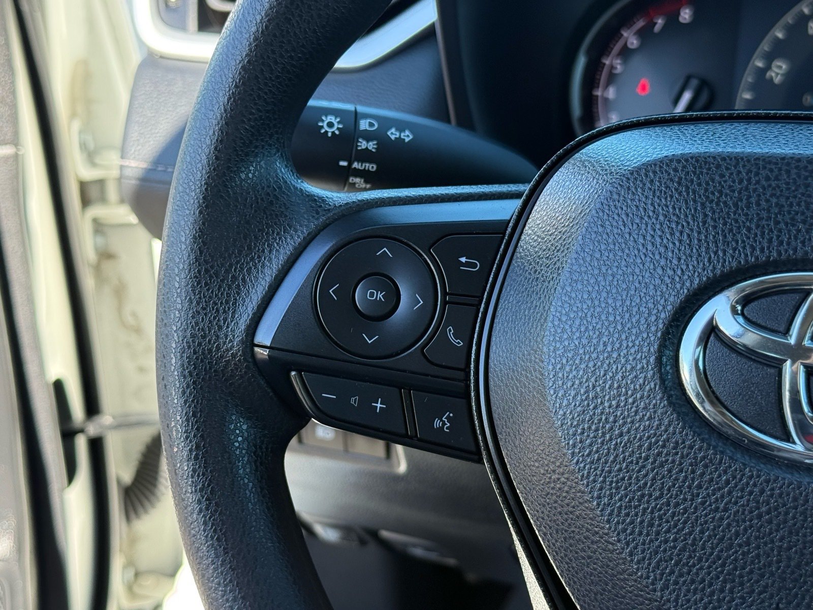 2025 Toyota RAV4 XLE — photo 15 thumbnail
