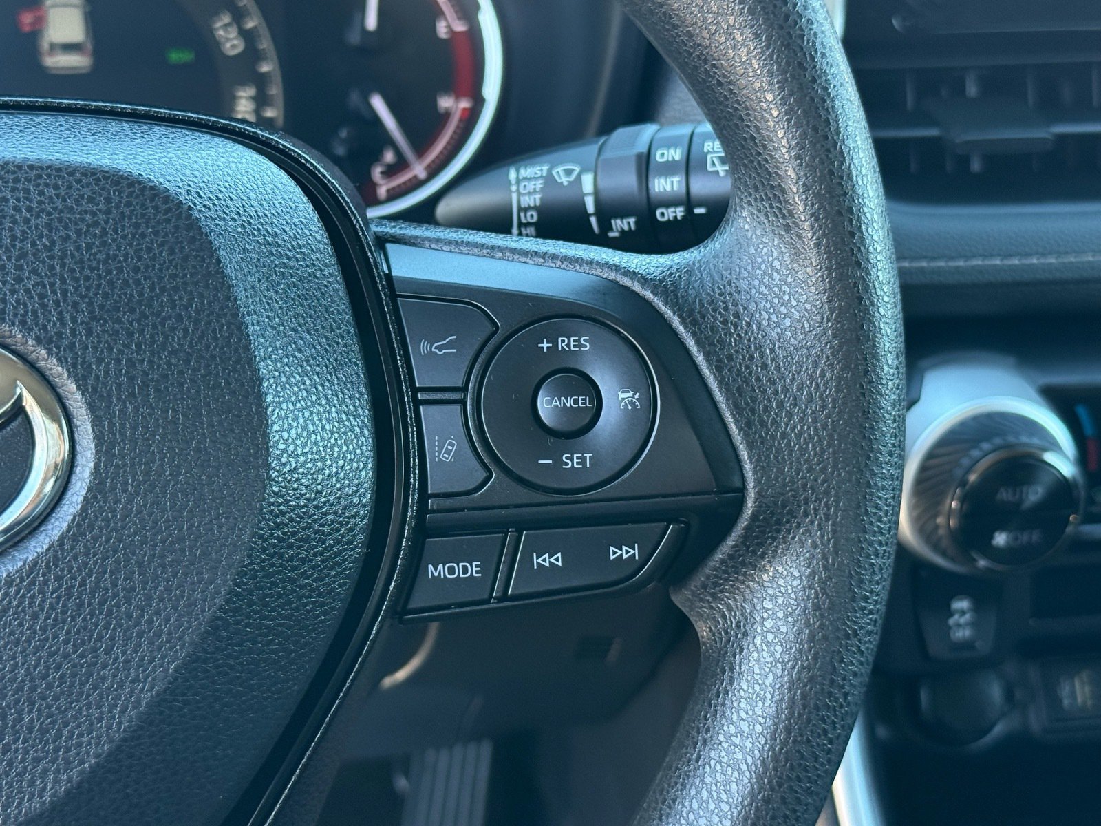 2025 Toyota RAV4 XLE — photo 16 thumbnail