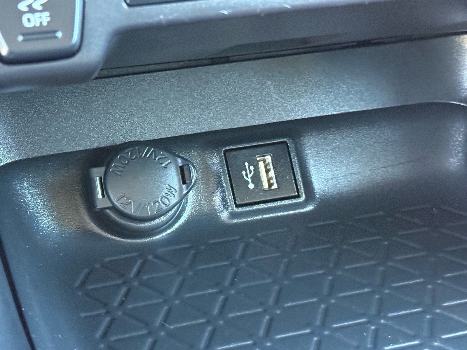 2025 Toyota RAV4 XLE — photo 22 thumbnail