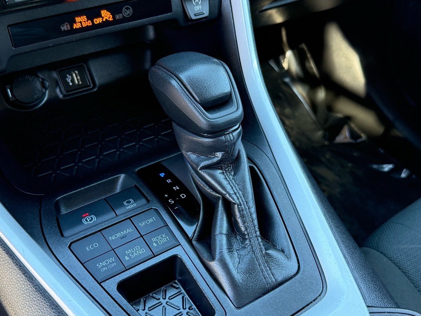 2025 Toyota RAV4 XLE — photo 23 thumbnail